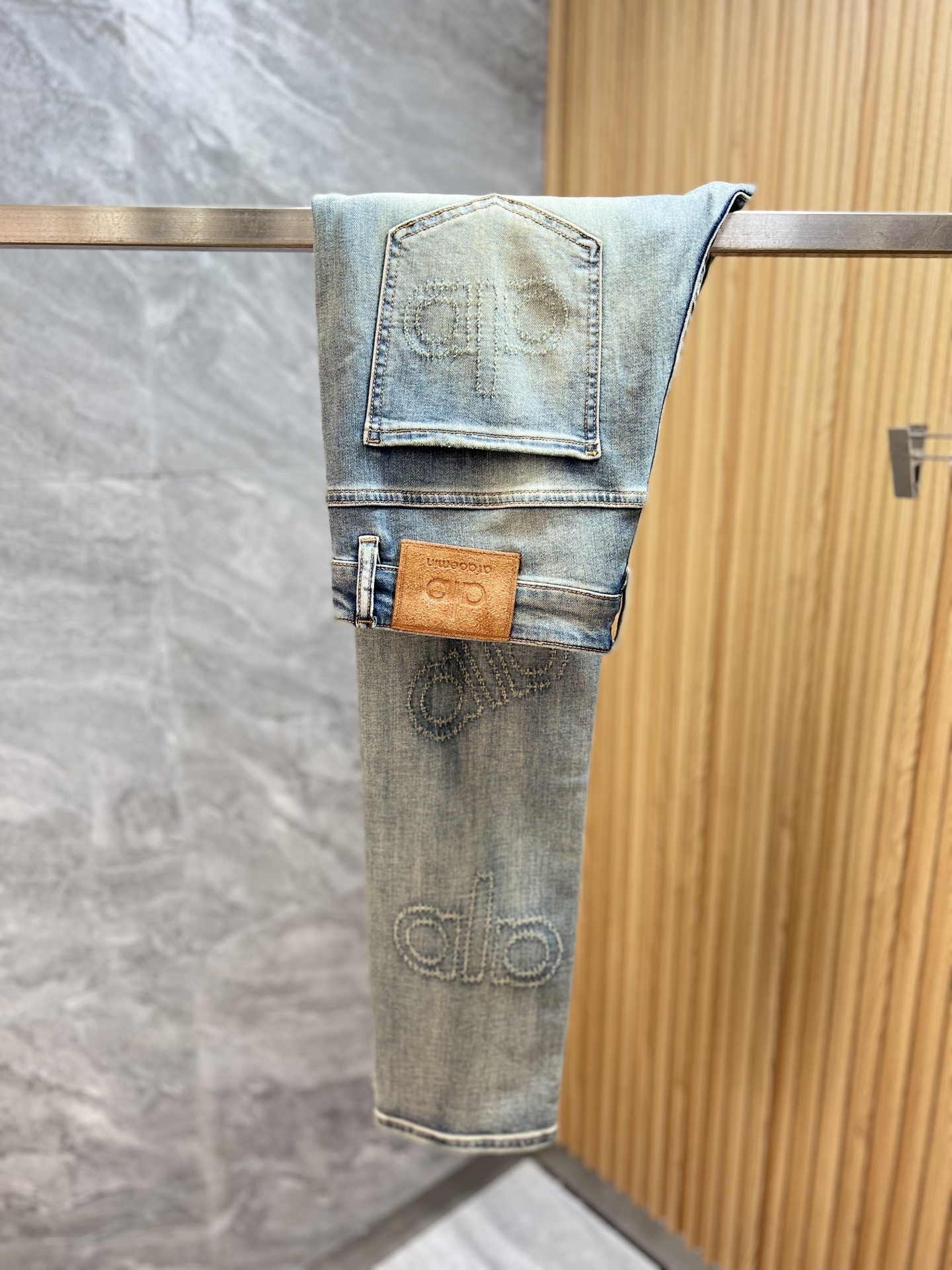NO:838082,alo 2026 spring and summer new products, complete with three labels, jeans, good products, no need to introduce too much, look at the details, counter size 29-38 / upper body size 32,,jeans,19860909alo 2026春夏新品 三标齐全 牛仔裤 好货不用过多介绍 看细节 专柜码数29-38 /上身32码,,jeans,,Men's clothing