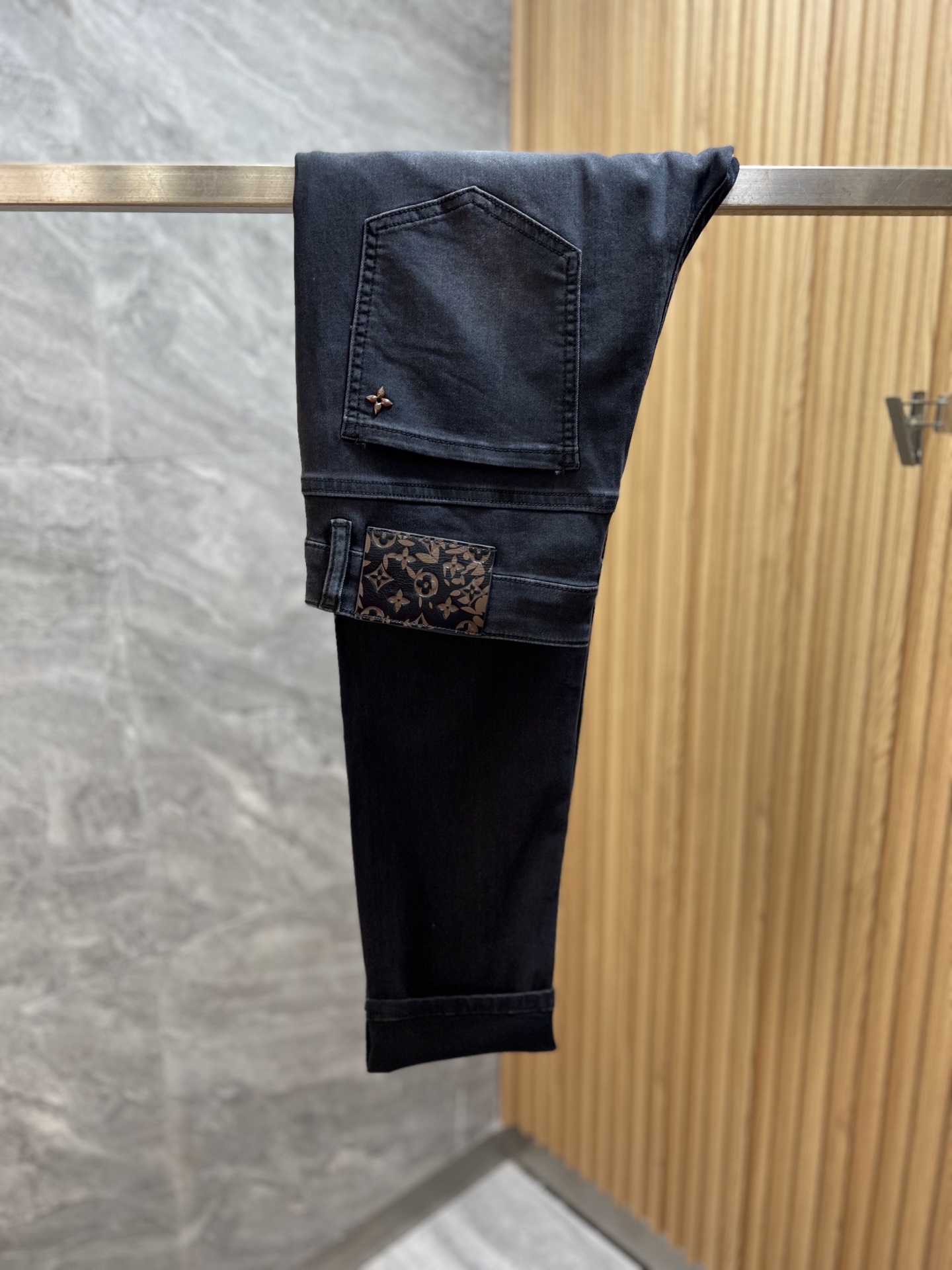 NO:838086,LV/Louis Vuitton 2026 spring and summer new products, complete with three labels, jeans, good products, no need to introduce too much, look at the details, counter size 29-38 / upper body size 32,, louis vuitton, louis vuitton, jeans,19860909LV/路易威登 2026春夏新品 三标齐全 牛仔裤 好货不用过多介绍 看细节 专柜码数29-38 /上身32码,,louis vuitton,louis vuitton,jeans,,Men's clothing