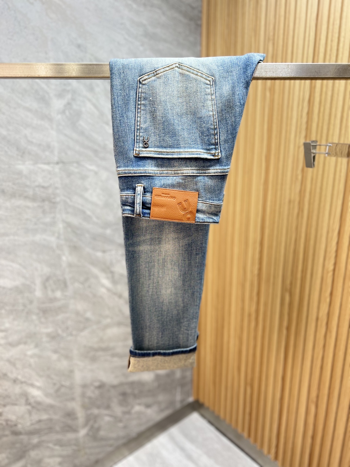 NO:836397,Ferragamo 2026 spring and summer new products, complete with three labels, jeans, good products, no need to introduce too much, look at the details, counter size 29-38 / upper body size 32,,ferragamo,jeans,19860909菲拉格慕 2026春夏新品 三标齐全 牛仔裤 好货不用过多介绍 看细节 专柜码数29-38 /上身32码,,ferragamo,jeans,,Men's clothing