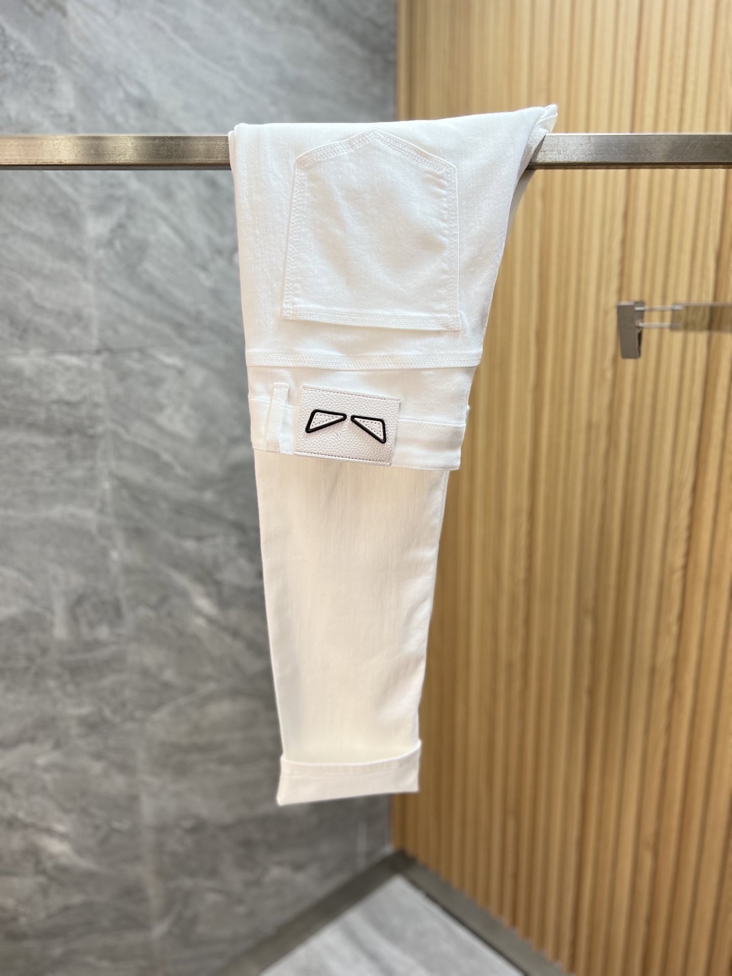 NO:918509,Fendi/Fendi 2026 spring and summer new products, complete with three labels, jeans, good products, no need to introduce too much, look at the details, counter size 29-38, 175/140, upper body size 32,,fendi,fendi,jeans,19860909Fendi/芬迪 2026春夏新品 三标齐全 牛仔裤 好货不用过多介绍 看细节 专柜码数29-38 175/140上身32码,,fendi,fendi,jeans,,Men's clothing