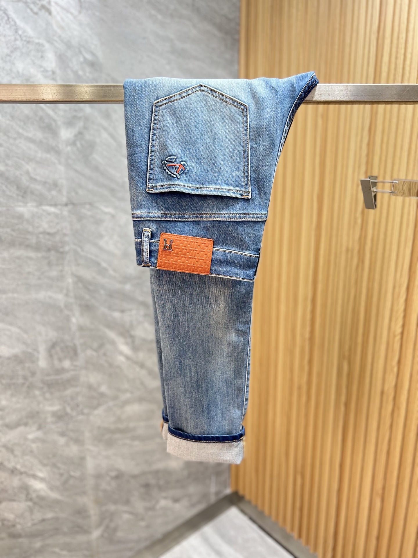 NO:836422,Hermes/Hermès 2026 spring and summer new products, complete with three labels, jeans, good products, no need to introduce too much, look at the details, counter size 29-38 / upper body size 32,, hermes, hermes, jeans,19860909Hermes/爱马仕 2026春夏新品 三标齐全 牛仔裤 好货不用过多介绍 看细节 专柜码数29-38 /上身32码,,hermes,hermes,jeans,,Men's clothing