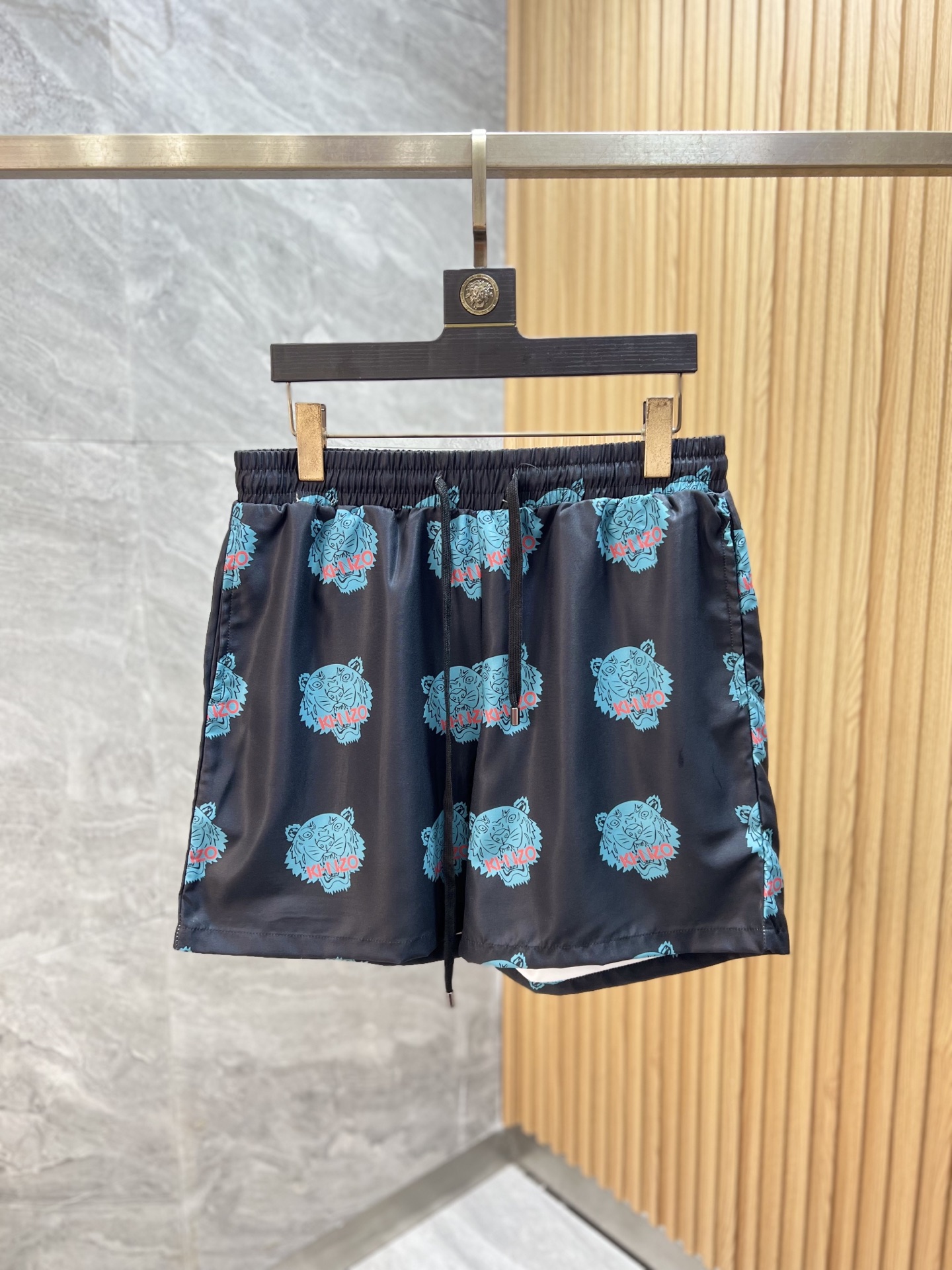 NO:835291,Kenzo 2026 spring and summer new products, complete with three standards: beach shorts, shorts, good products, no need to introduce too much, look at the details, counter size M-XXXL,, shorts,19860909Kenzo 2026春夏新品上新 三标齐全 沙滩裤 短裤 好货不用过多介绍 看细节 专柜码数M-XXXL,,shorts,,Men's clothing