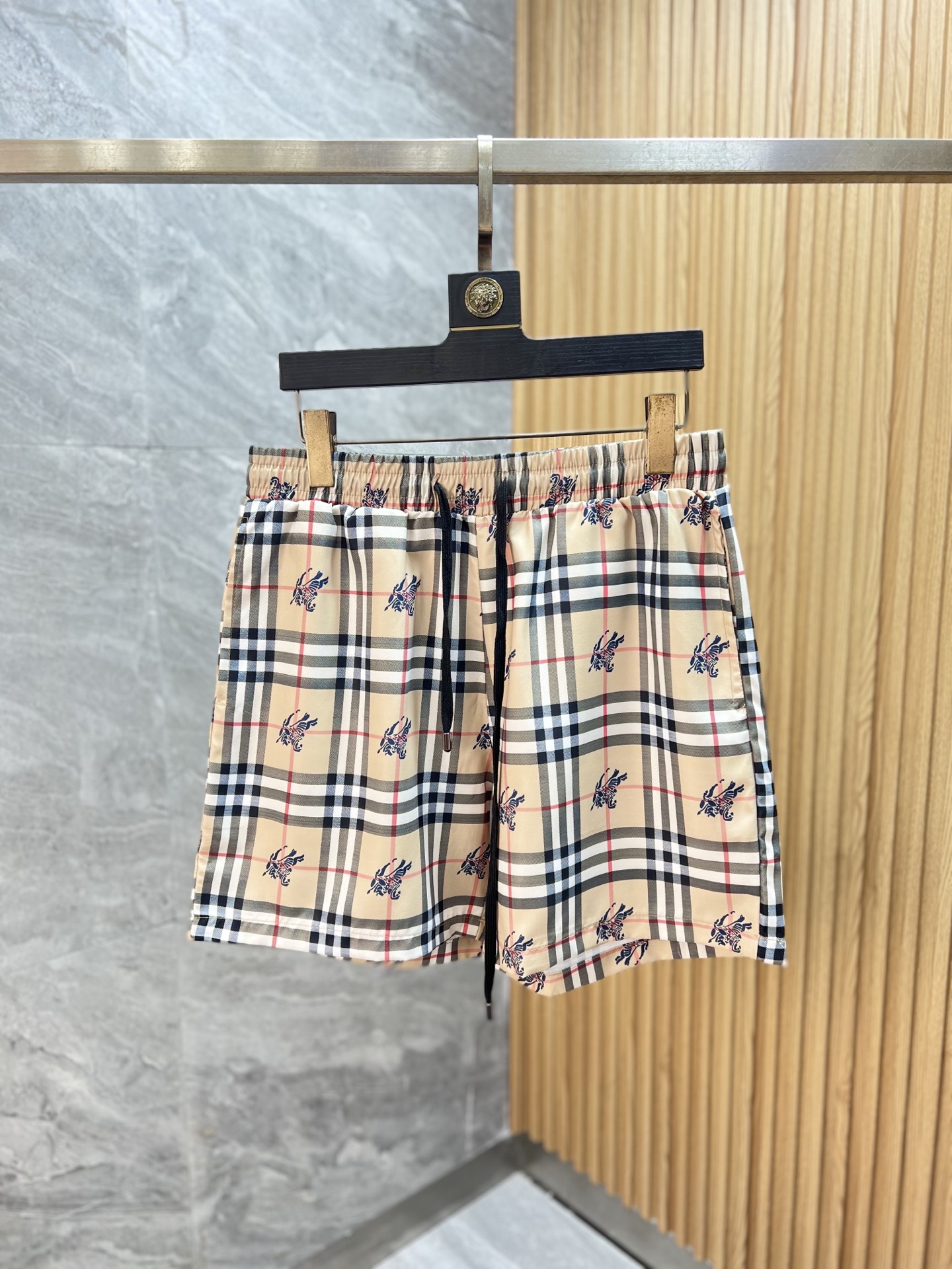 NO:835302,Burberry/Burberry 2026 spring and summer new products, complete with three labels: beach shorts, shorts, good products, no need to introduce too much, look at the details, counter size M-XXXL,,burberry,burberry,shorts,19860909Burberry/巴宝莉 2026春夏新品上新 三标齐全 沙滩裤 短裤 好货不用过多介绍 看细节 专柜码数M-XXXL,,burberry,burberry,shorts,,Men's clothing