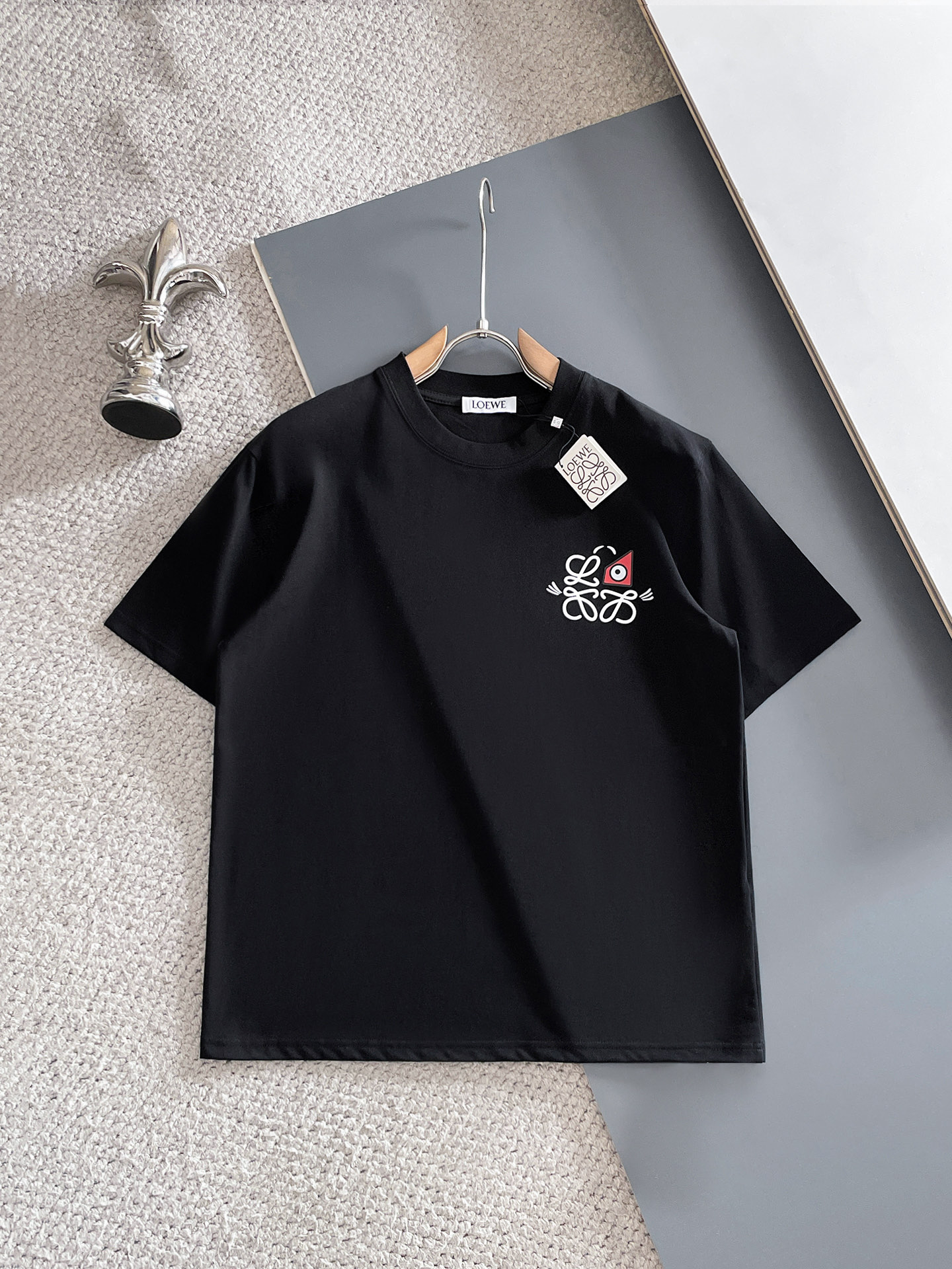 NO:933625,Loewe/Luoyiwei 2026 spring and summer new products, complete with three standards, pure cotton round neck short-sleeved T-shirt, size M-XXXL / recommended L,, loewe, loewe, T-shirt, tees, t-shirt,19860909Loewe/罗意威 2026春夏新品上新 三标齐全 纯棉圆领短袖T恤 码数M-XXXL /建议L,,loewe,loewe,T-shirt,tees，t-shirt,,Men's clothing