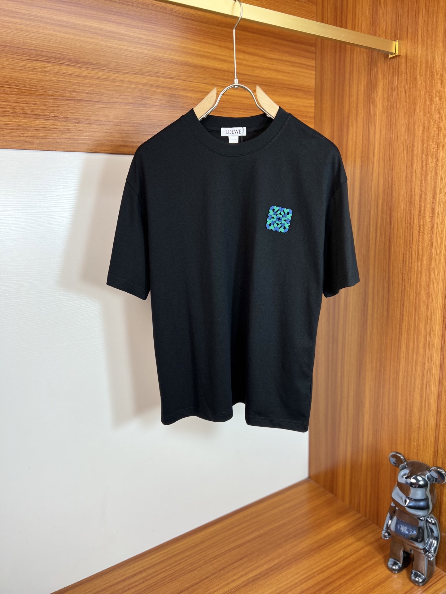 NO:917555,Loewe/Luo Yiwei 2026 spring and summer new products, complete with three labels, pure cotton round neck short-sleeved T-shirt, good product does not need to be introduced too much, look at the details, counter size M-XXXL /140 recommended L,, loewe, loewe, T-shirt, tees, t-shirt,19860909Loewe/罗意威 2026年春夏新品上新 三标齐全 纯棉圆领短袖T恤 好货不用过多介绍 看细节 专柜码数M-XXXL /140建议L,,loewe,loewe,T-shirt,tees，t-shirt,,Men's clothing