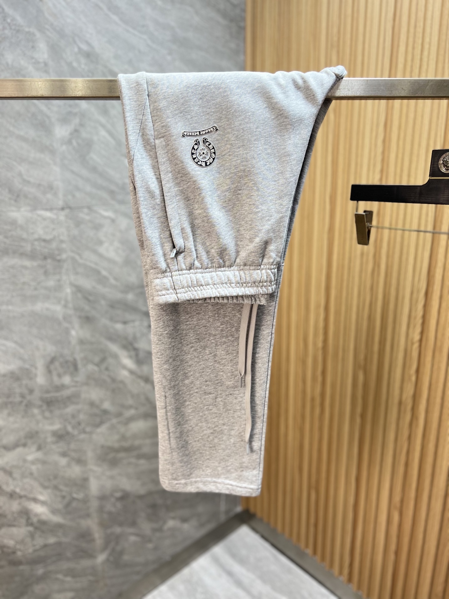 NO:746272,Ch/Chrome Hearts 2026 spring and summer new products, complete with three labels, casual pants, good products, no need to introduce too much, look at the details, counter size M-XXXL / upper body recommended L,, chrome hearts,19860909Ch/克罗心 2026春夏新品 三标齐全 休闲裤 好货不用过多介绍 看细节 专柜码数 M-XXXL /上身建议L,,chrome hearts,,Men's clothing