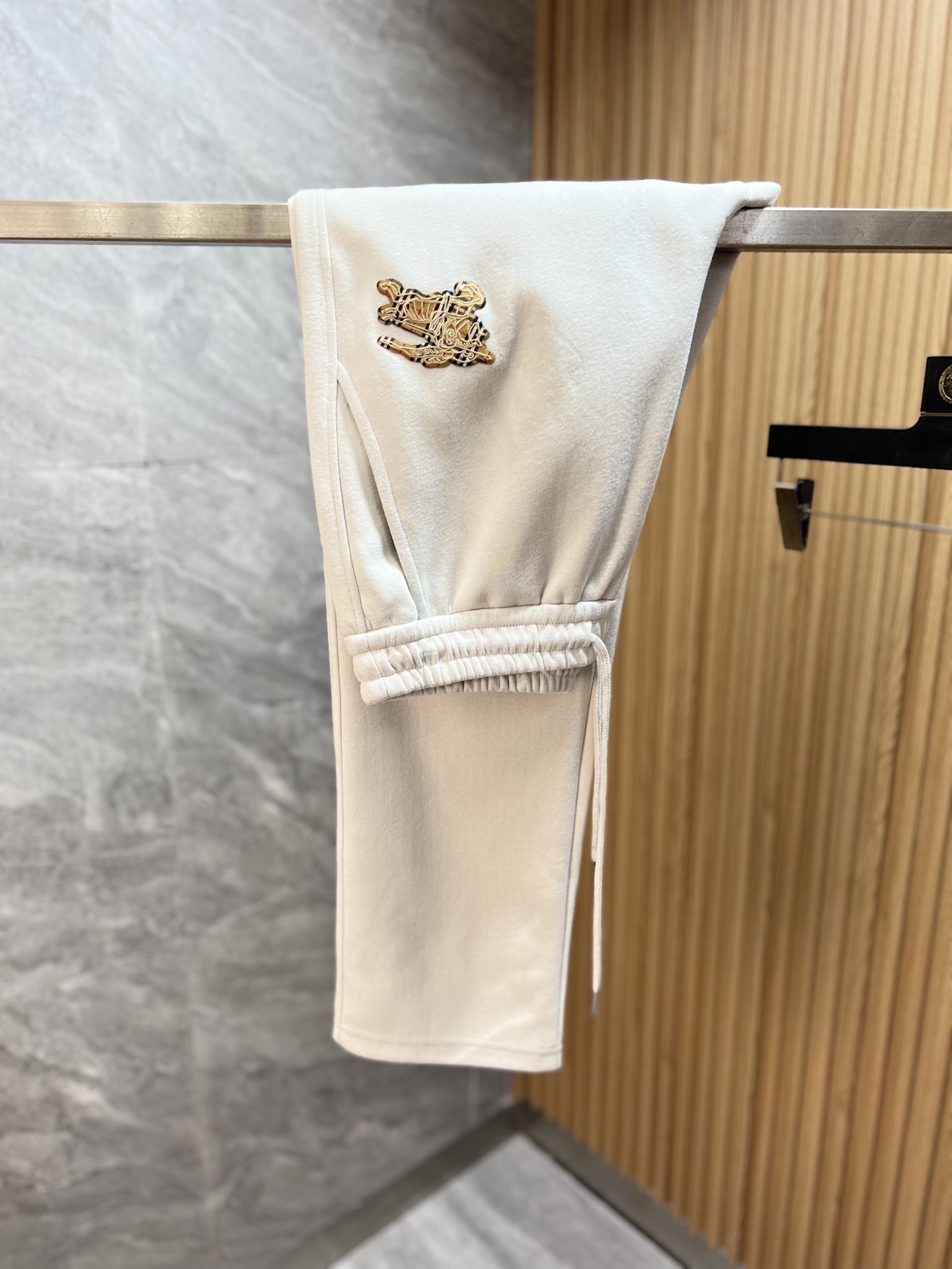 NO:746274,Burberry/Burberry 2026 spring and summer new products, complete with three labels, casual pants, good products, no need to introduce too much, look at the details, counter size M-XXXL / upper body recommended L,, burberry, burberry,19860909Burberry/巴宝莉 2026春夏新品 三标齐全 休闲裤 好货不用过多介绍 看细节 专柜码数 M-XXXL /上身建议L,,burberry,burberry,,Men's clothing