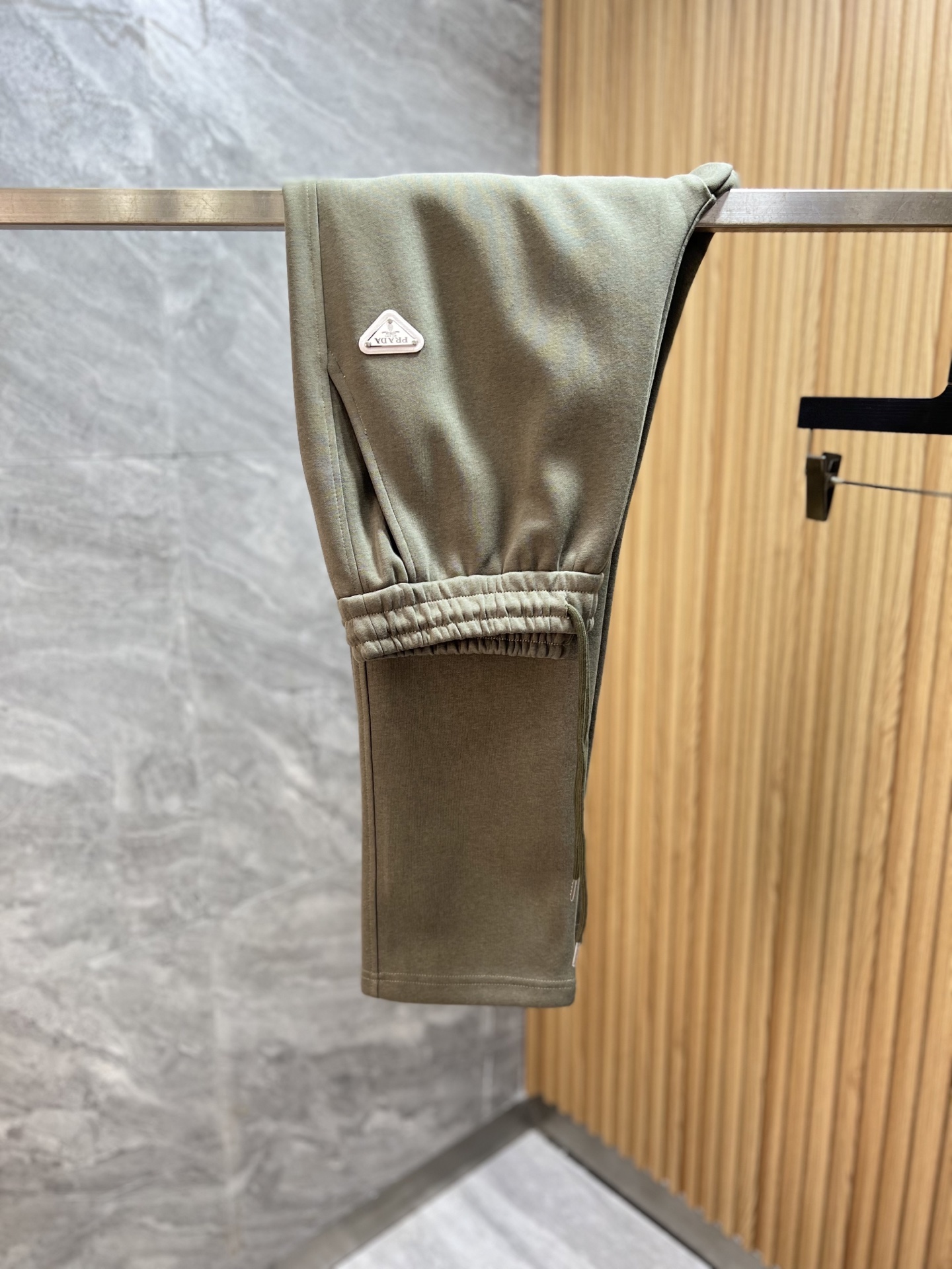 NO:746277,Prada/Prada 2026 spring and summer new products, complete with three labels, casual pants, good products, no need to introduce too much, look at the details, counter size M-XXXL / upper body recommended L,, prada, prada,19860909Prada/普拉达 2026春夏新品 三标齐全 休闲裤 好货不用过多介绍 看细节 专柜码数 M-XXXL /上身建议L,,prada,prada,,Men's clothing