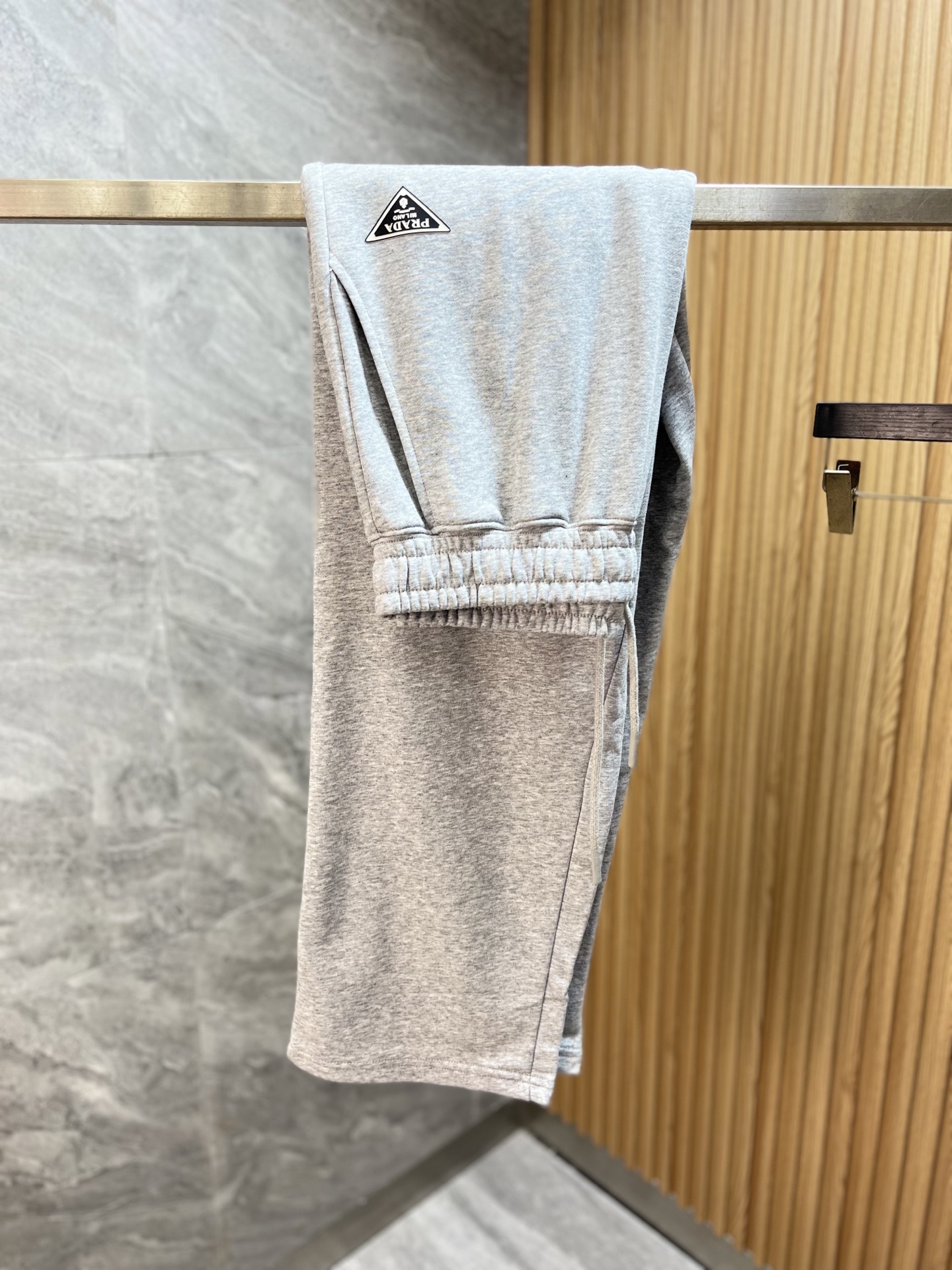 NO:746282,Prada/Prada 2026 spring and summer new products, complete with three labels, casual pants, good products, no need to introduce too much, look at the details, counter size M-XXL / upper body recommended L,, prada, prada,19860909Prada/普拉达 2026春夏新品 三标齐全 休闲裤 好货不用过多介绍 看细节 专柜码数 M-XXL /上身建议L,,prada,prada,,Men's clothing