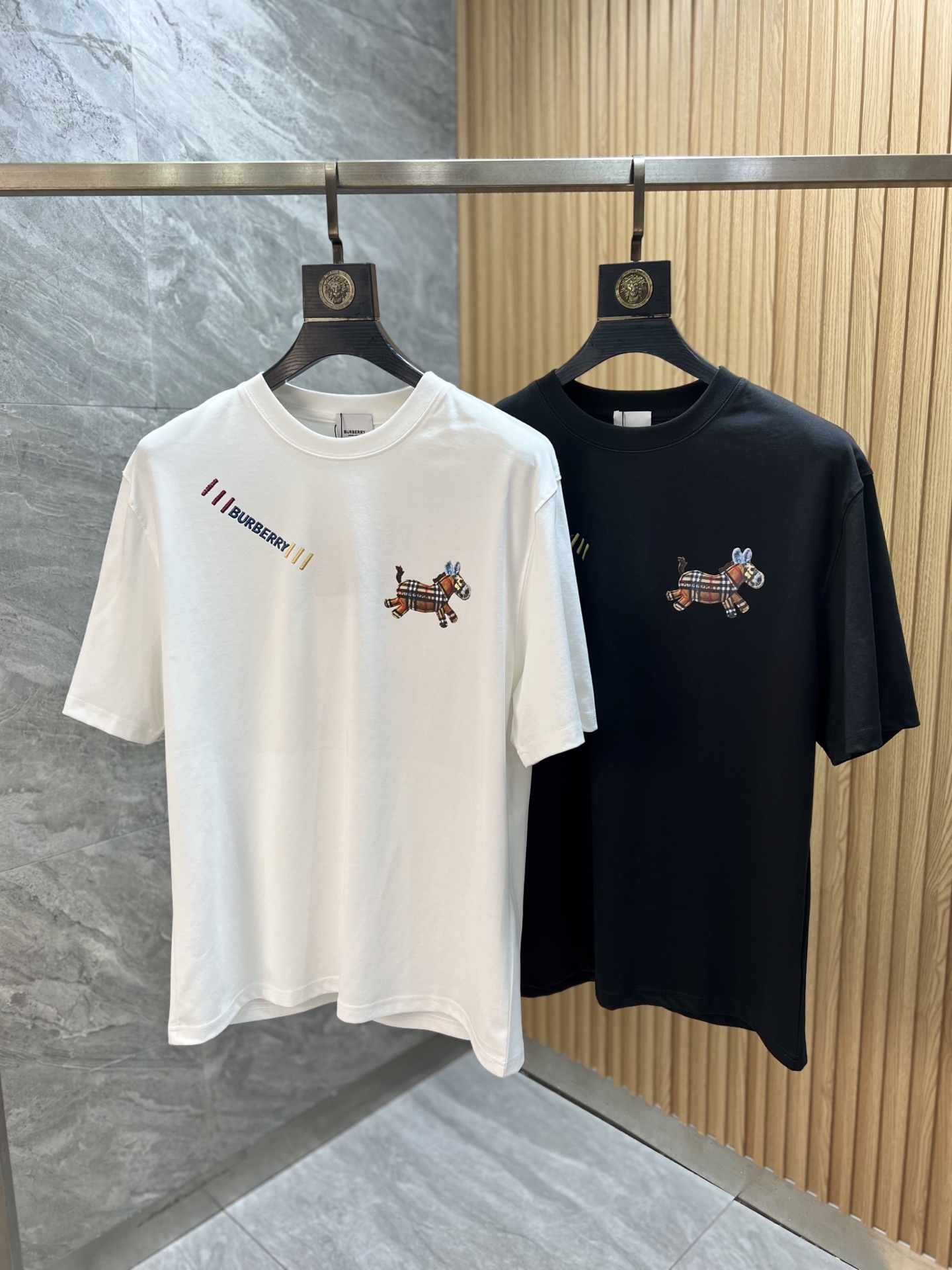NO:746291,Burberry/Burberry 2026 spring and summer new products, complete with three labels, mercerized cotton round neck short-sleeved T-shirt, good product without too much introduction, look at the details, counter size M-XXXL 175/140, recommended L,, burberry, burberry, T-shirt, tees, t-shirt,19860909Burberry/巴宝莉 2026年春夏新品上新 三标齐全 丝光棉圆领短袖T恤 好货不用过多介绍 看细节 专柜码数M-XXXL 175/140建议L,,burberry,burberry,T-shirt,tees，t-shirt,,Men's clothing