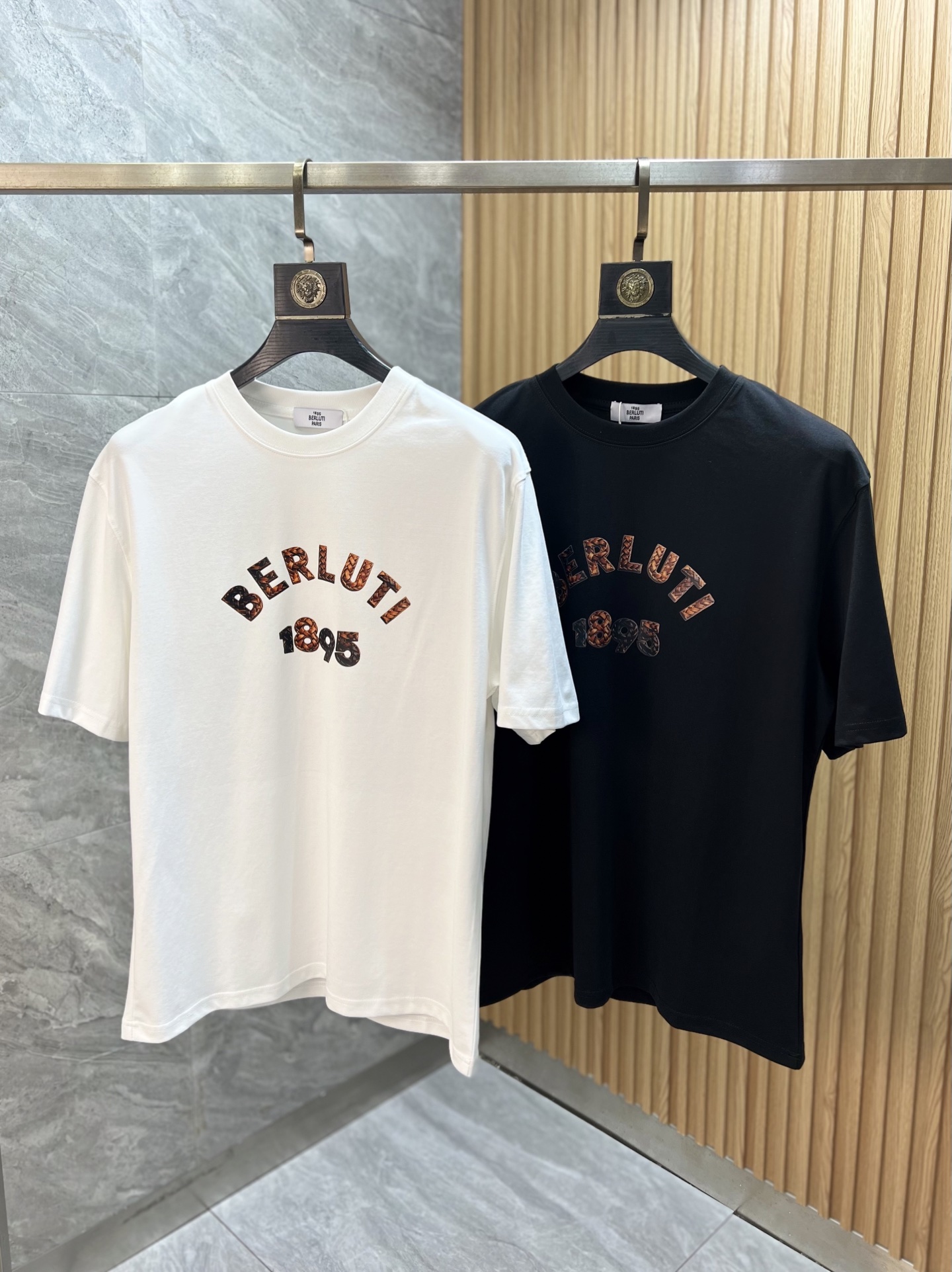 NO:746293,BERLUTI/Bruti 2026 spring and summer new products, complete with three labels, mercerized cotton round neck short-sleeved T-shirt, good product, no need to introduce too much, look at the details, counter size M-XXXL 175/140, recommended L,, T-shirt, tees, t-shirt,19860909BERLUTI/布鲁提 2026年春夏新品上新 三标齐全 丝光棉圆领短袖T恤 好货不用过多介绍 看细节 专柜码数M-XXXL 175/140建议L,,T-shirt,tees，t-shirt,,Men's clothing
