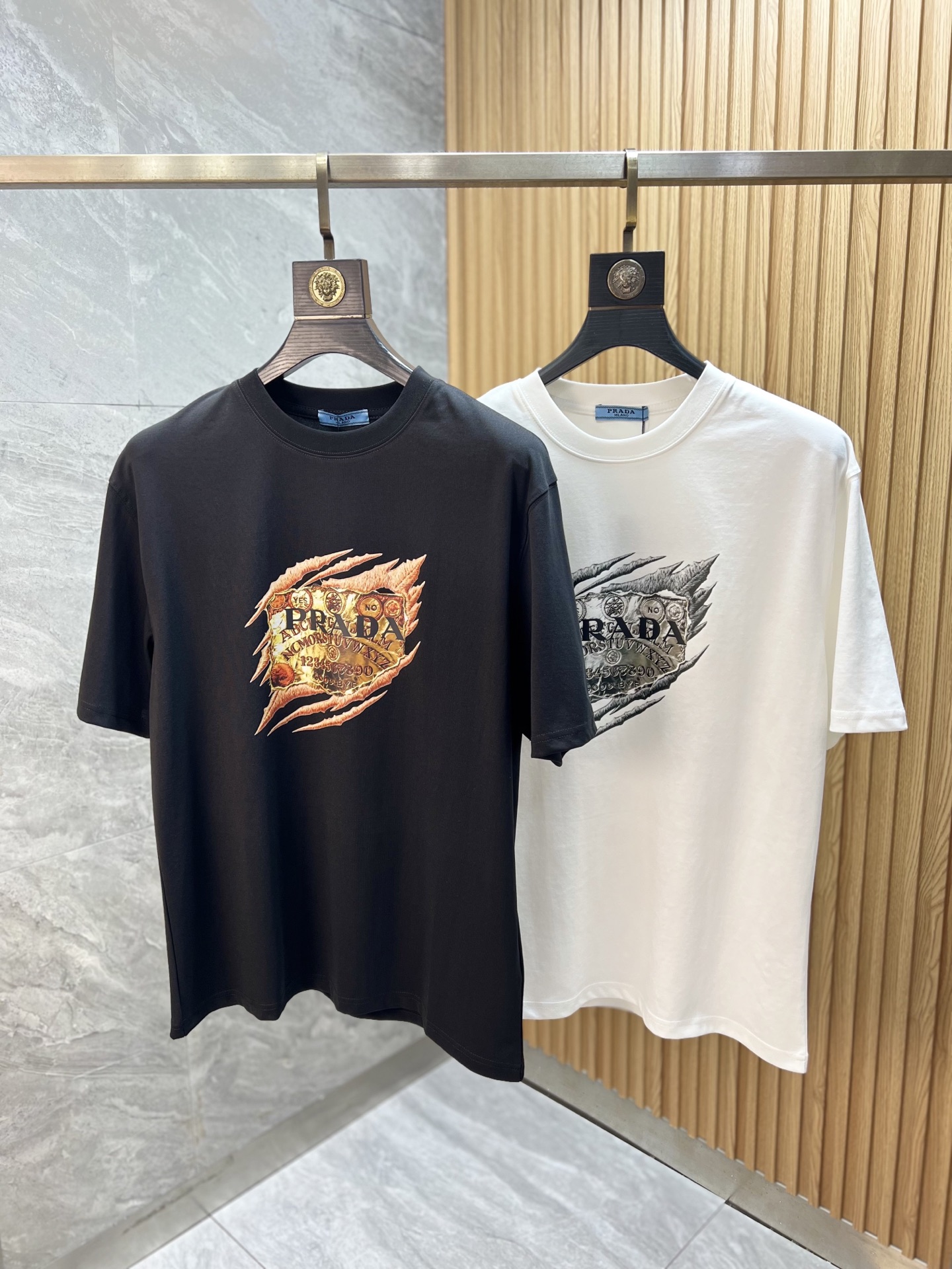 NO:746294,Prada/Prada 2026 spring and summer new products, complete with three labels, mercerized cotton round neck short-sleeved T-shirt, good product without too much introduction, look at the details, counter size M-XXXL 175/140, recommended L,, prada, prada, T-shirt, tees, t-shirt,19860909Prada/普拉达 2026年春夏新品上新 三标齐全 丝光棉圆领短袖T恤 好货不用过多介绍 看细节 专柜码数M-XXXL 175/140建议L,,prada,prada,T-shirt,tees，t-shirt,,Men's clothing