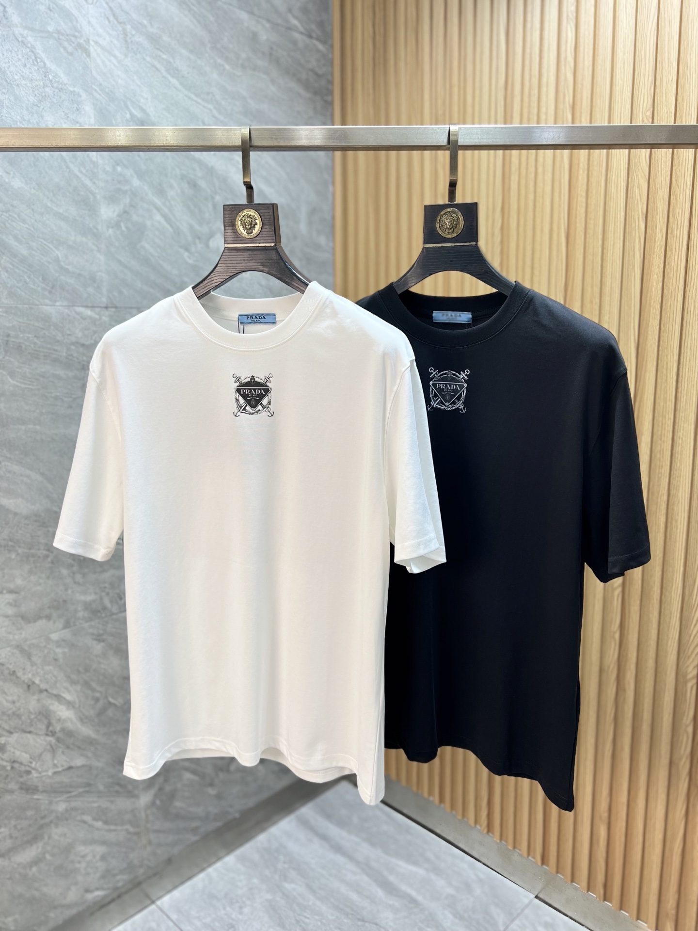 NO:746303,Prada/Prada 2026 spring and summer new products, complete with three labels, mercerized cotton round neck short-sleeved T-shirt, good product without too much introduction, look at the details, counter size M-XXXL 175/140, recommended L,, prada, prada, T-shirt, tees, t-shirt,19860909Prada/普拉达 2026年春夏新品上新 三标齐全 丝光棉圆领短袖T恤 好货不用过多介绍 看细节 专柜码数M-XXXL 175/140建议L,,prada,prada,T-shirt,tees，t-shirt,,Men's clothing