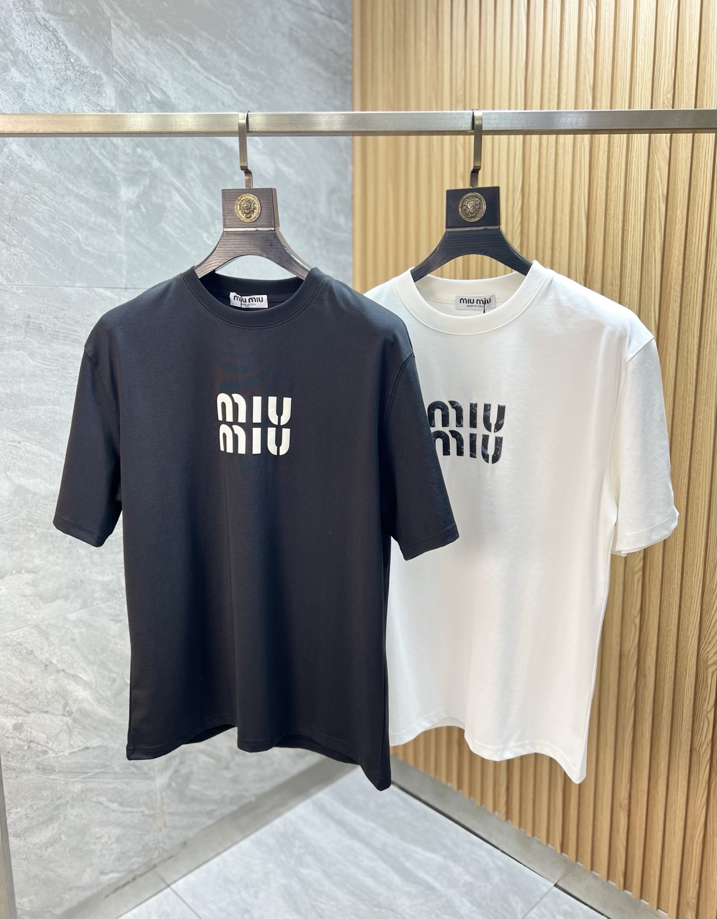 NO:746306,MiuMiu 2026 spring and summer new products, complete with three labels, mercerized cotton round neck short-sleeved T-shirt, good product without too much introduction, look at the details, counter size M-XXXL 175/140, recommended L,, miumiu, T-shirt, tees, t-shirt,19860909MiuMiu 2026年春夏新品上新 三标齐全 丝光棉圆领短袖T恤 好货不用过多介绍 看细节 专柜码数M-XXXL 175/140建议L,,miumiu,T-shirt,tees，t-shirt,,Men's clothing