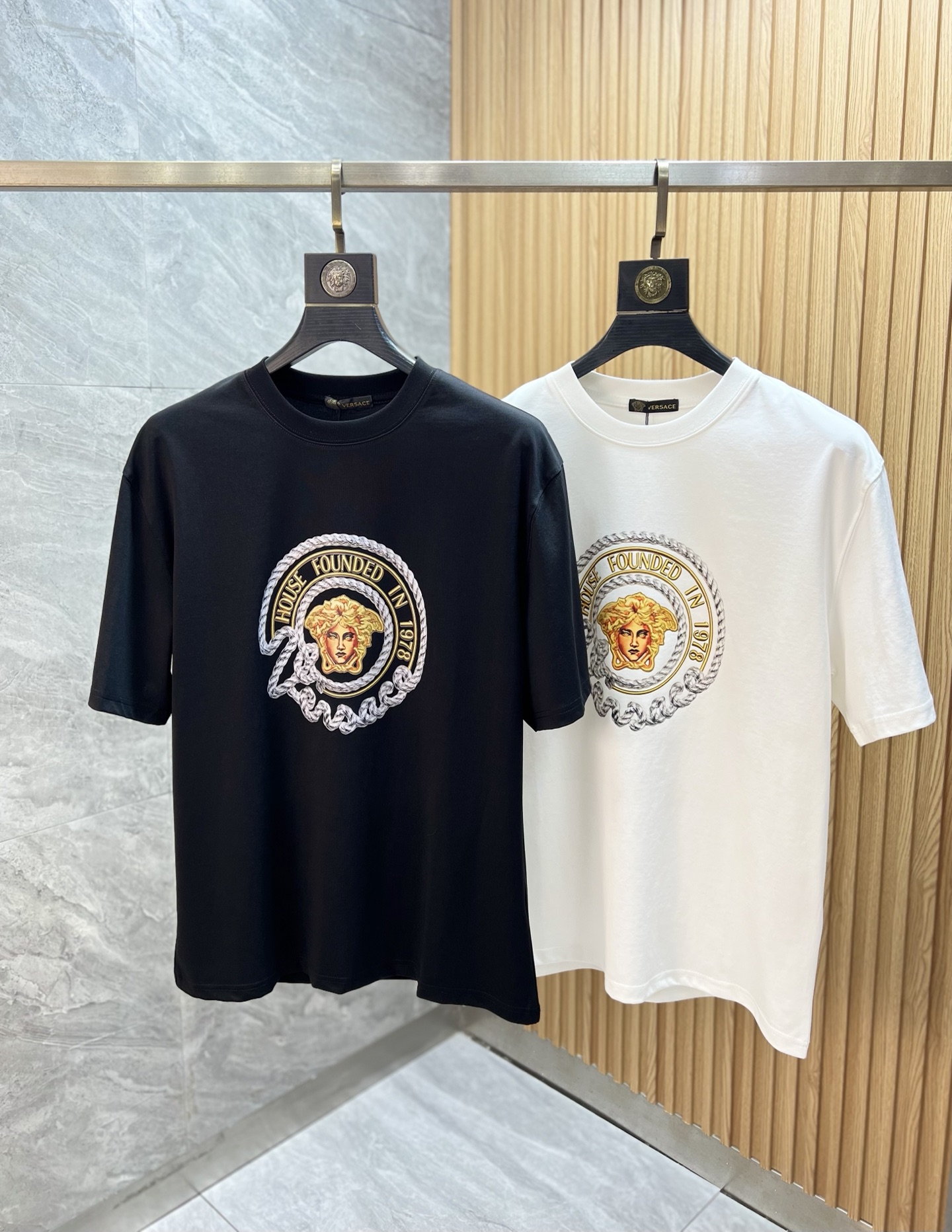 NO:746312,Versace/Versace 2026 spring and summer new products, complete with three labels, mercerized cotton round neck short-sleeved T-shirt, good product does not need to be introduced too much, look at the details, counter size M-XXXL 175/140, recommended L,,versace,versace,T-shirt,tees,t-shirt,19860909Versace/范思哲 2026年春夏新品上新 三标齐全 丝光棉圆领短袖T恤 好货不用过多介绍 看细节 专柜码数M-XXXL 175/140建议L,,versace,versace,T-shirt,tees，t-shirt,,Men's clothing