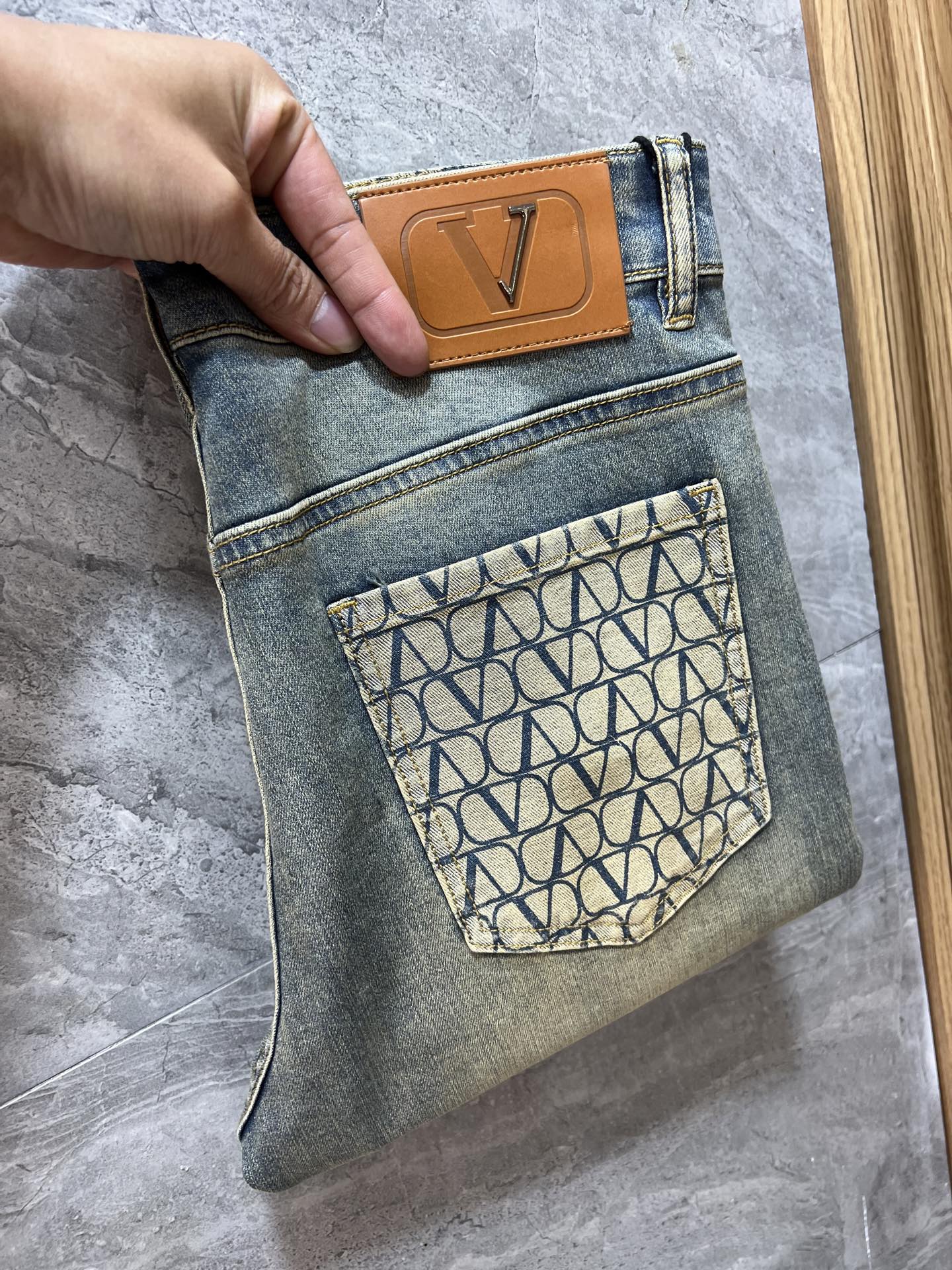 NO:840266,Valentino 2026 spring and summer new products, complete with three labels, jeans, good products, no need to introduce too much, look at the details, counter size 29-38 / upper body size 32,,valentino,jeans,19860909华伦天奴 2026春夏新品 三标齐全 牛仔裤 好货不用过多介绍 看细节 专柜码数29-38 /上身32码,,valentino,jeans,,Men's clothing