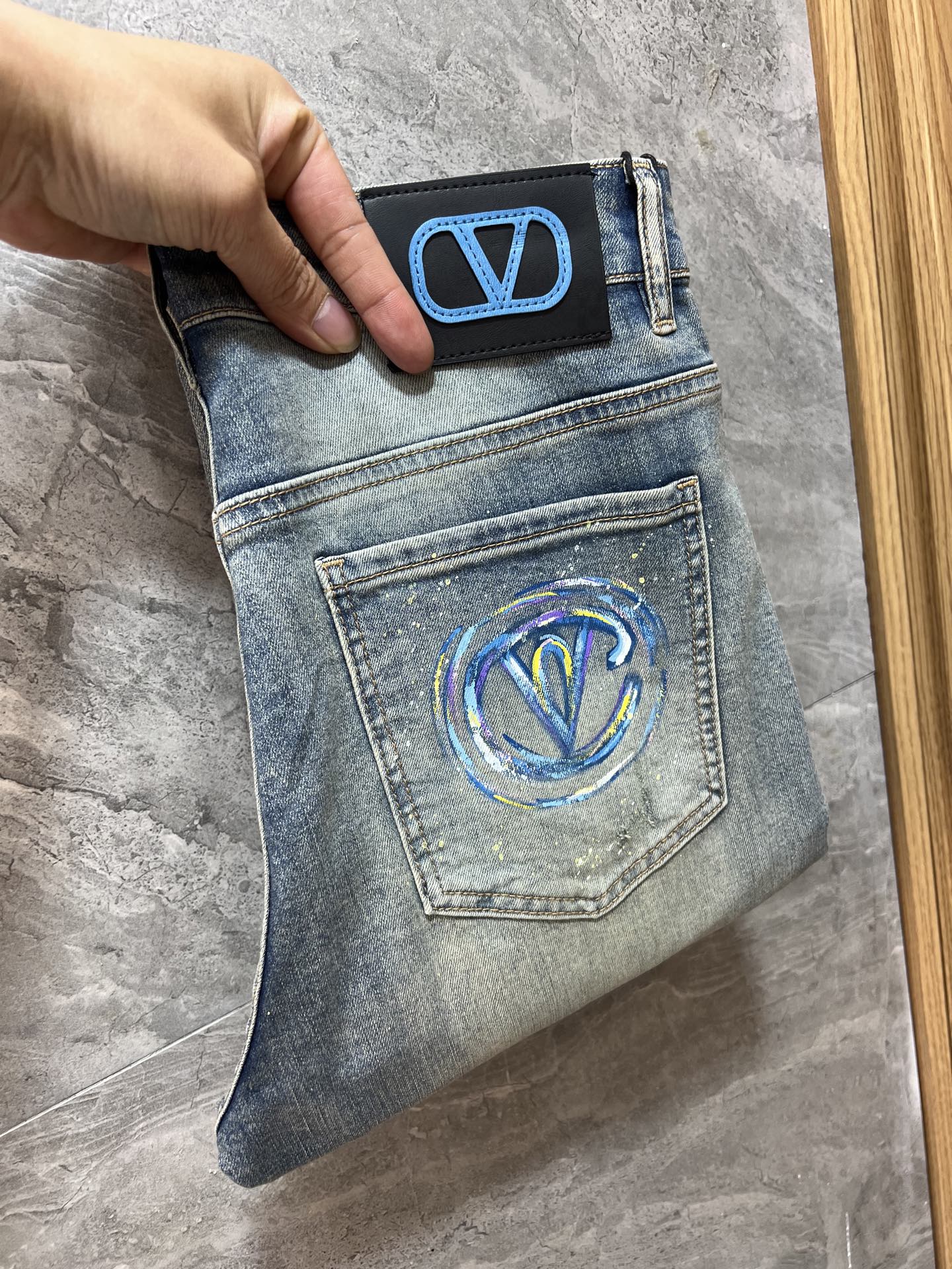 NO:840281,Valentino 2026 spring and summer new products, complete with three labels, jeans, good products, no need to introduce too much, look at the details, counter size 29-38 / upper body size 32,,valentino,jeans,19860909华伦天奴 2026春夏新品 三标齐全 牛仔裤 好货不用过多介绍 看细节 专柜码数29-38 /上身32码,,valentino,jeans,,Men's clothing