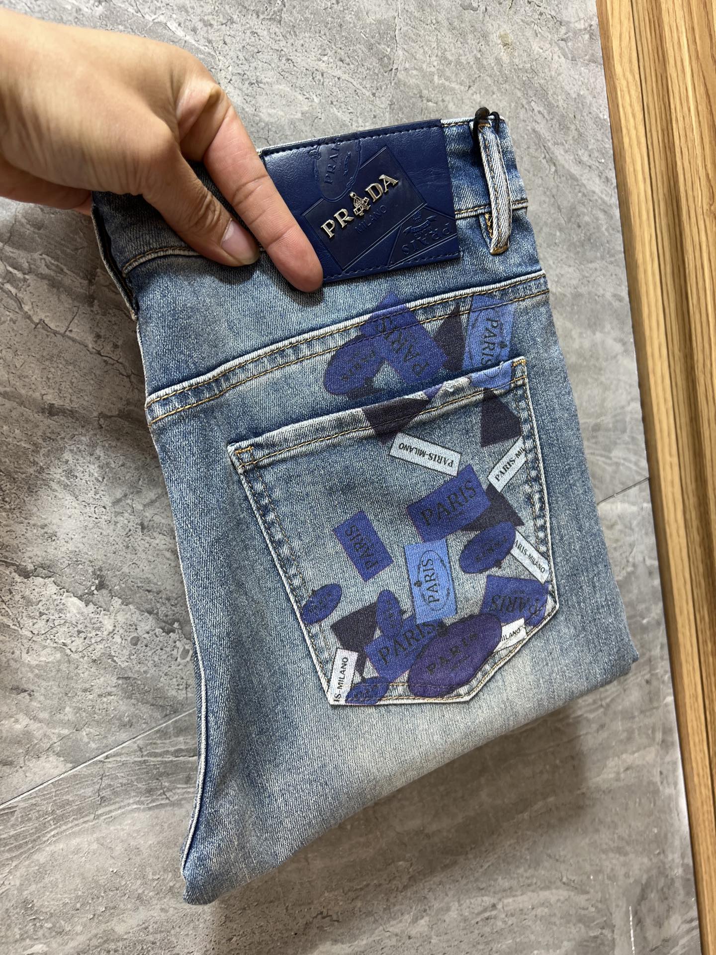 NO:840289,Prada/Prada 2026 spring and summer new products, complete with three labels, jeans, good products, no need to introduce too much, look at the details, counter size 29-38 / upper body size 32,, prada, prada, jeans,19860909Prada/普拉达 2026春夏新品 三标齐全 牛仔裤 好货不用过多介绍 看细节 专柜码数29-38 /上身32码,,prada,prada,jeans,,Men's clothing