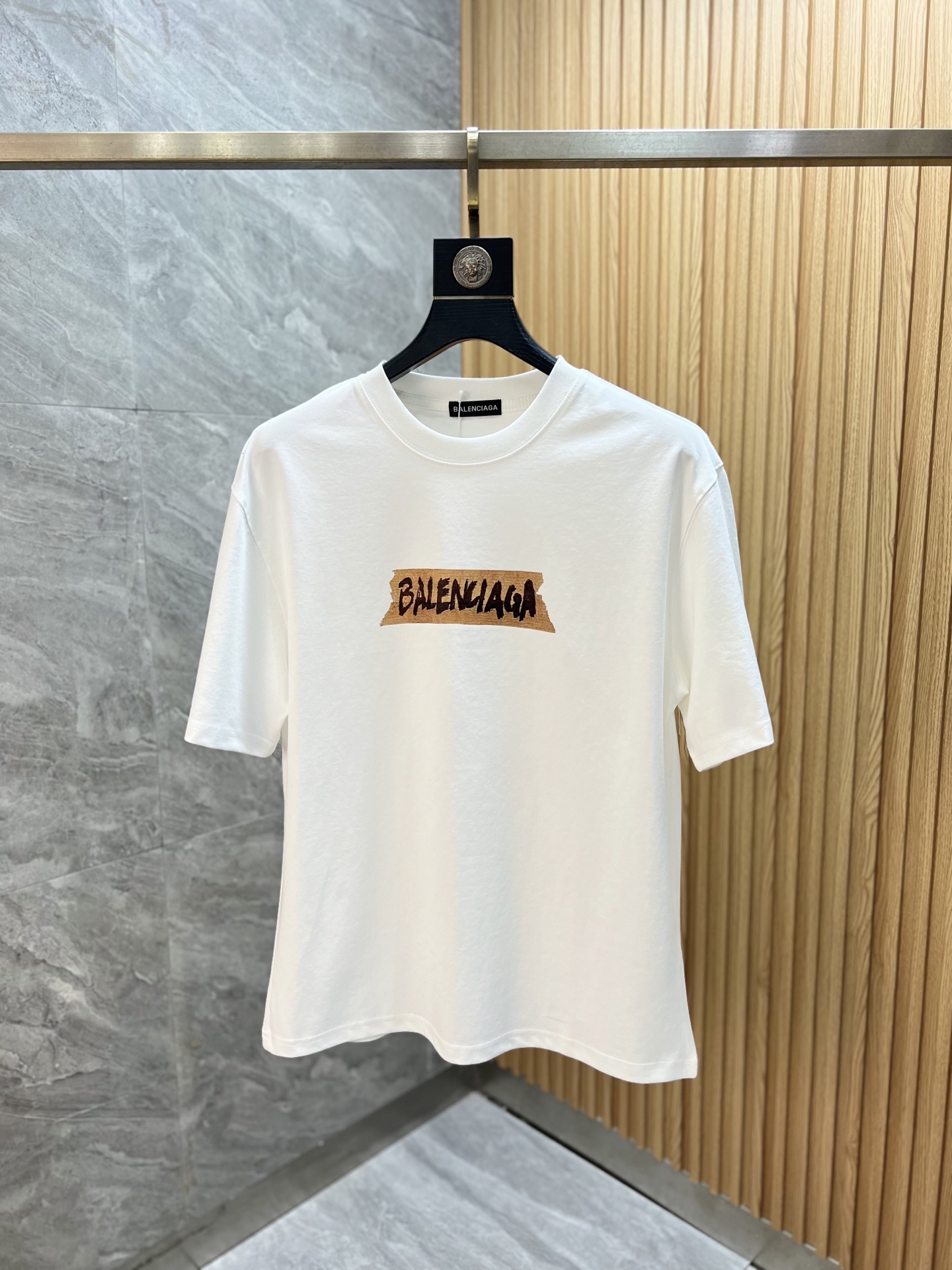NO:933700,Balenciaga/Balenciaga 2026 spring and summer new products, complete with three labels, mercerized cotton round neck short-sleeved T-shirt, good product without too much introduction, look at the details, counter size M-XXXL 175/140, recommended L,, balenciaga, balenciaga, T-shirt, tees, t-shirt,19860909Balenciaga/巴黎世家 2026年春夏新品上新 三标齐全 丝光棉圆领短袖T恤 好货不用过多介绍 看细节 专柜码数M-XXXL 175/140建议L,,balenciaga,balenciaga,T-shirt,tees，t-shirt,,Men's clothing