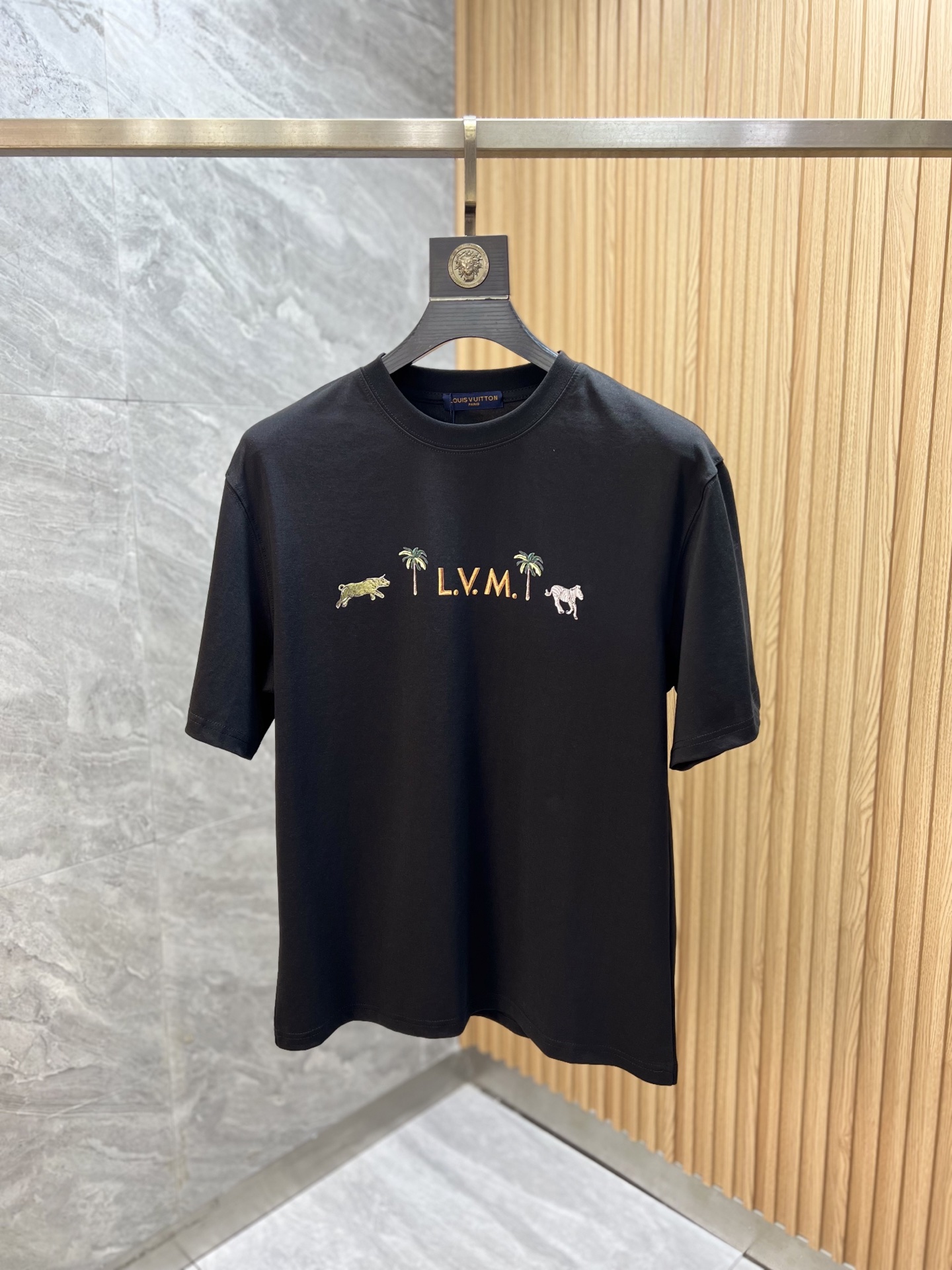NO:933705,LV/Louis Vuitton 2026 spring and summer new products, complete with three labels, mercerized cotton round neck short-sleeved T-shirt, good product without too much introduction, look at the details, counter size M-XXXL 175/140 recommended L,, louis vuitton, louis vuitton, T-shirt, tees, t-shirt,19860909LV/路易威登 2026年春夏新品上新 三标齐全 丝光棉圆领短袖T恤 好货不用过多介绍 看细节 专柜码数M-XXXL 175/140建议L,,louis vuitton,louis vuitton,T-shirt,tees，t-shirt,,Men's clothing