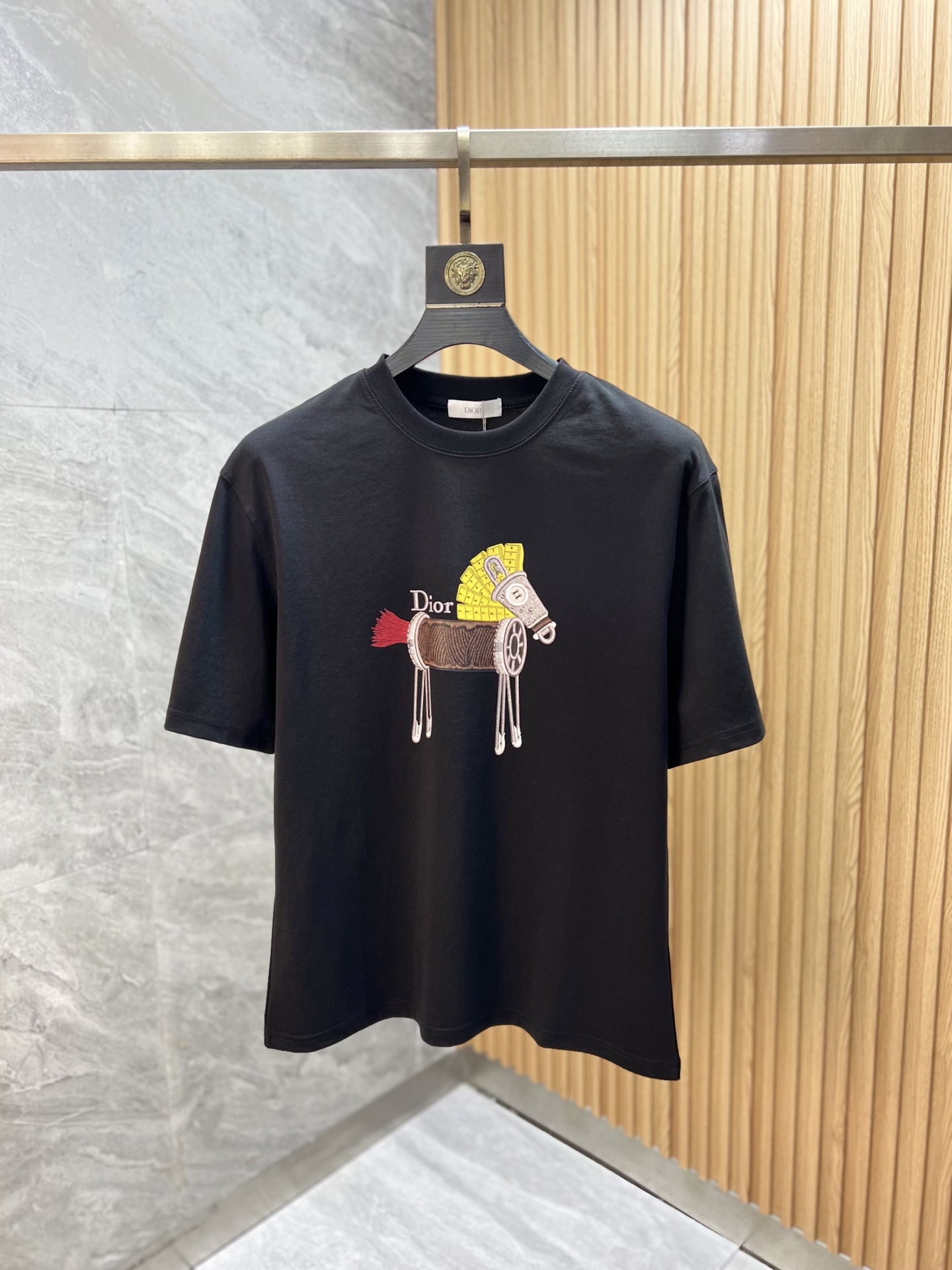NO:933715,Dior/Dior 2026 spring and summer new products, complete with three labels, mercerized cotton round neck short-sleeved T-shirt, good product without too much introduction, look at the details, counter size M-XXXL 175/140, recommended L,, dior, dior, T-shirt, tees, t-shirt,19860909Dior/迪奥 2026年春夏新品上新 三标齐全 丝光棉圆领短袖T恤 好货不用过多介绍 看细节 专柜码数M-XXXL 175/140建议L,,dior,dior,T-shirt,tees，t-shirt,,Men's clothing