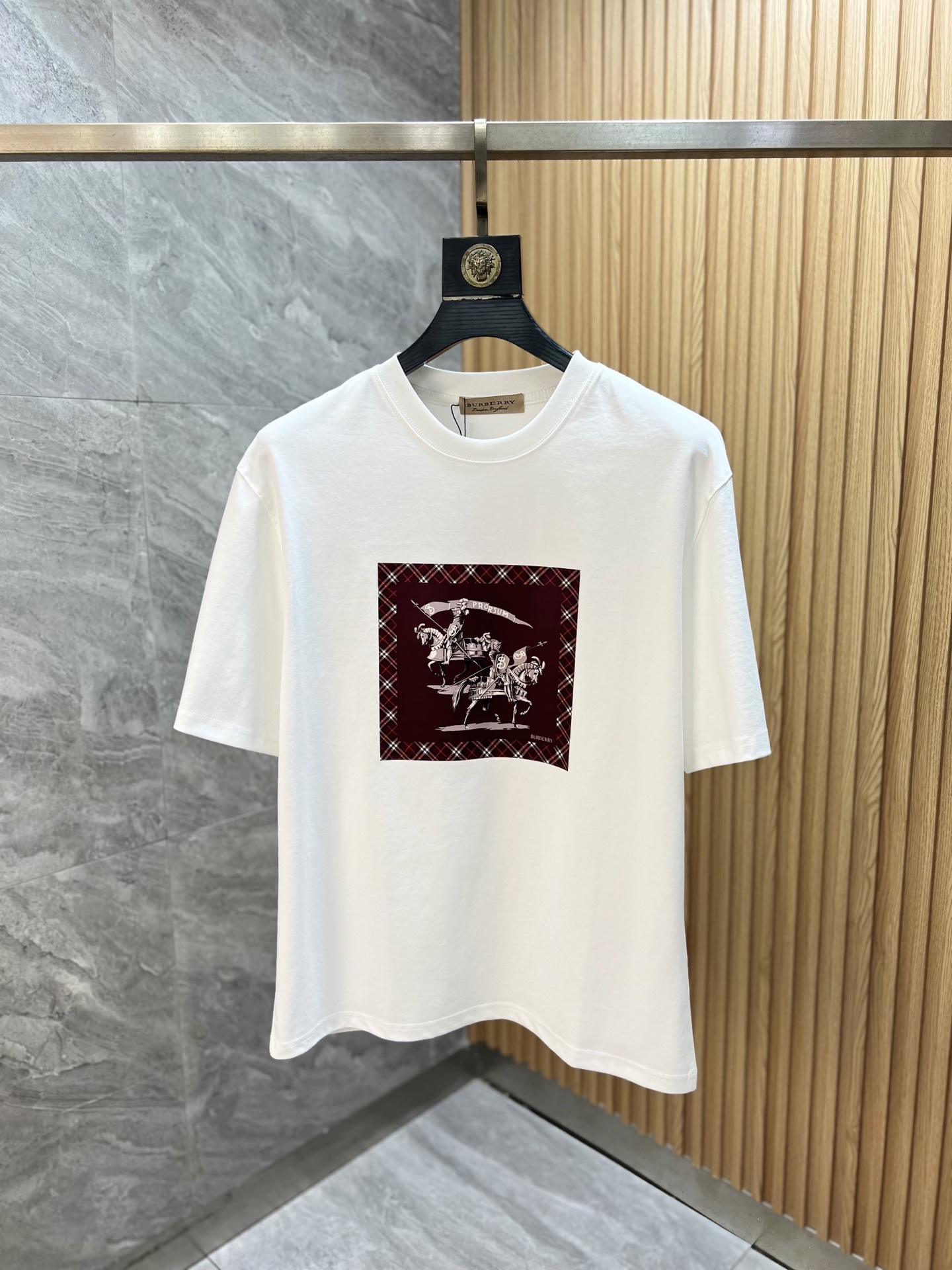 NO:933778,Burberry/Burberry 2026 spring and summer new products, complete with three labels, mercerized cotton round neck short-sleeved T-shirt, good product without too much introduction, look at the details, counter size M-XXXL 175/140, recommended L,, burberry, burberry, T-shirt, tees, t-shirt,19860909Burberry/巴宝莉 2026年春夏新品上新 三标齐全 丝光棉圆领短袖T恤 好货不用过多介绍 看细节 专柜码数M-XXXL 175/140建议L,,burberry,burberry,T-shirt,tees，t-shirt,,Men's clothing