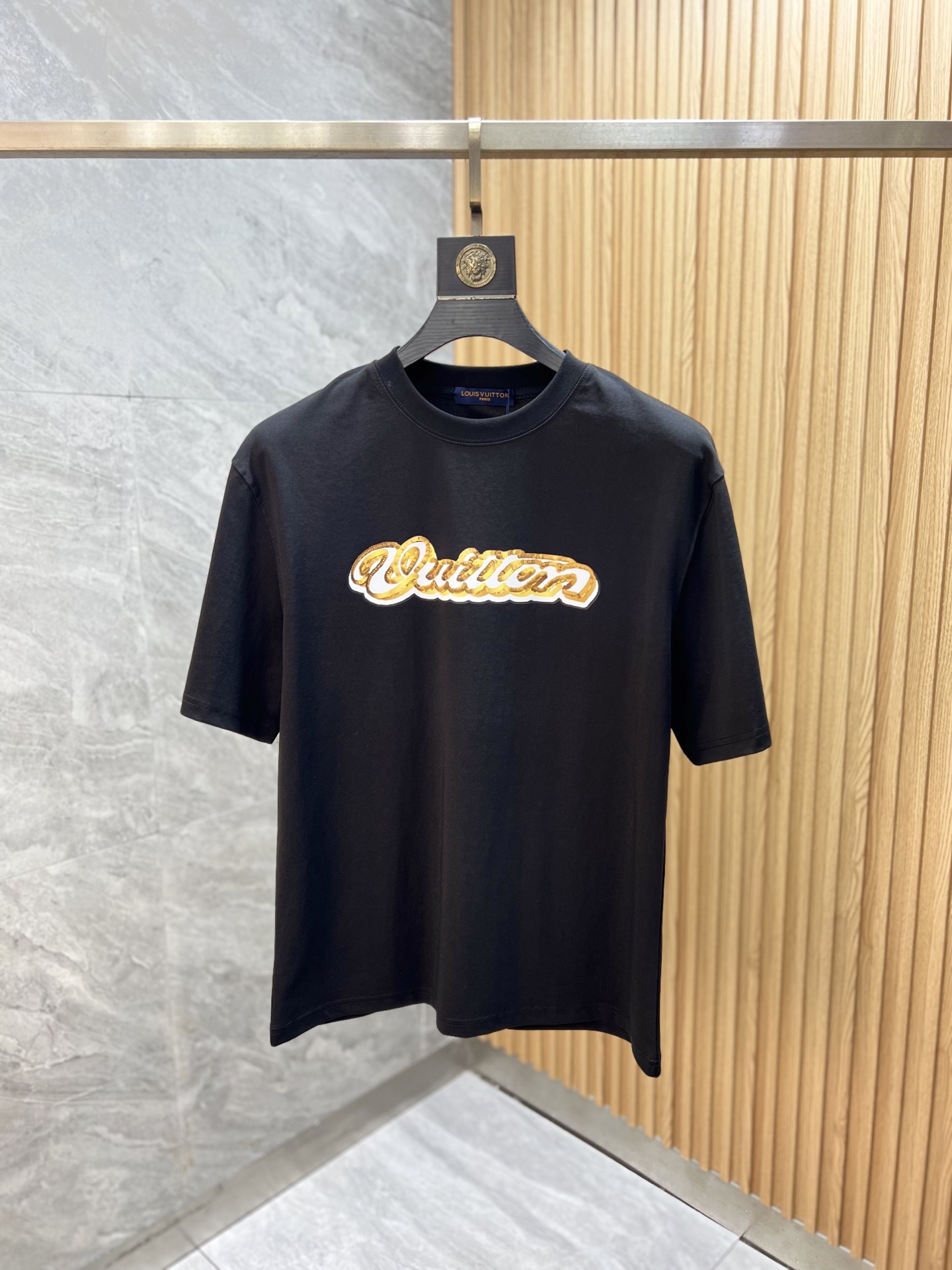 NO:933785,LV/Louis Vuitton 2026 spring and summer new products, complete with three labels, mercerized cotton round neck short-sleeved T-shirt, good product without too much introduction, look at the details, counter size M-XXXL 175/140 recommended L,, louis vuitton, louis vuitton, T-shirt, tees, t-shirt,19860909LV/路易威登 2026年春夏新品上新 三标齐全 丝光棉圆领短袖T恤 好货不用过多介绍 看细节 专柜码数M-XXXL 175/140建议L,,louis vuitton,louis vuitton,T-shirt,tees，t-shirt,,Men's clothing