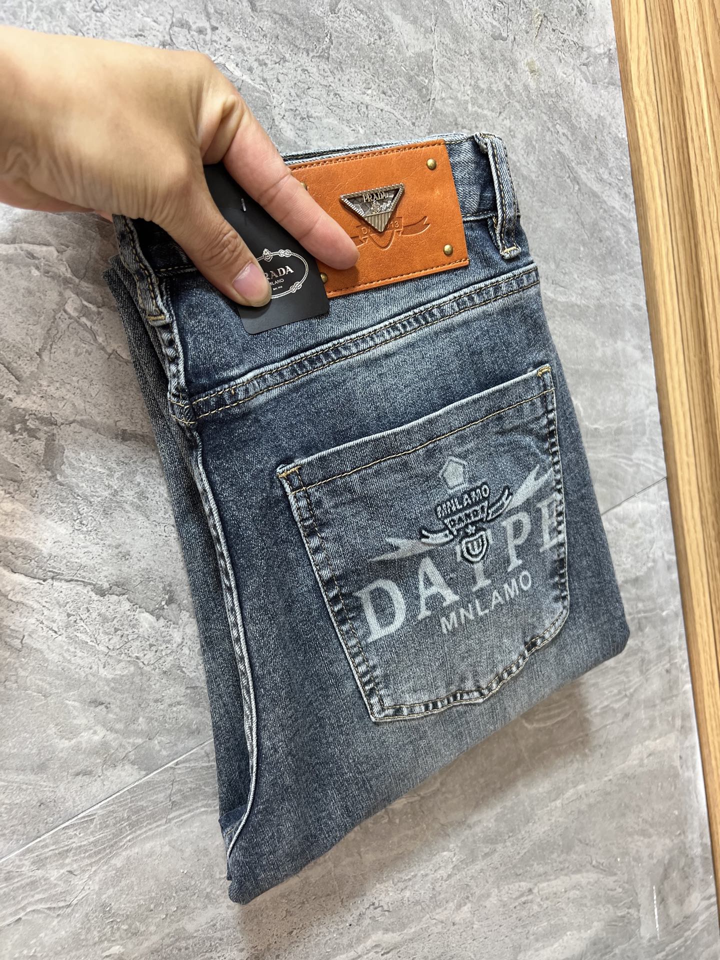 NO:918598,Prada/Prada 2026 spring and summer new products, complete with three labels, jeans, good products, no need to introduce too much, look at the details, counter size 29-38, no 35 37 175/140, upper body size 32, prada, prada, jeans,19860909Prada/普拉达 2026春夏新品 三标齐全 牛仔裤 好货不用过多介绍 看细节 专柜码数29-38 无35 37 175/140上身32码,,prada,prada,jeans,,Men's clothing