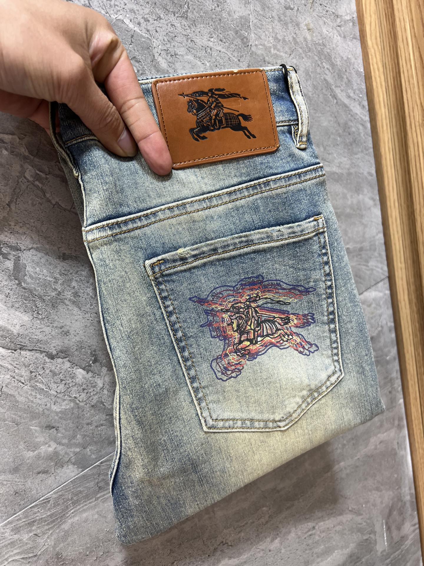 NO:757268,Burberry/Burberry 2026 spring and summer new products, complete with three labels, jeans, good products, no need to introduce too much, look at the details, counter size 29-38 / upper body size 32,, burberry, burberry, jeans,19860909Burberry/巴宝莉 2026春夏新品 三标齐全 牛仔裤 好货不用过多介绍 看细节 专柜码数29-38 /上身32码,,burberry,burberry,jeans,,Men's clothing