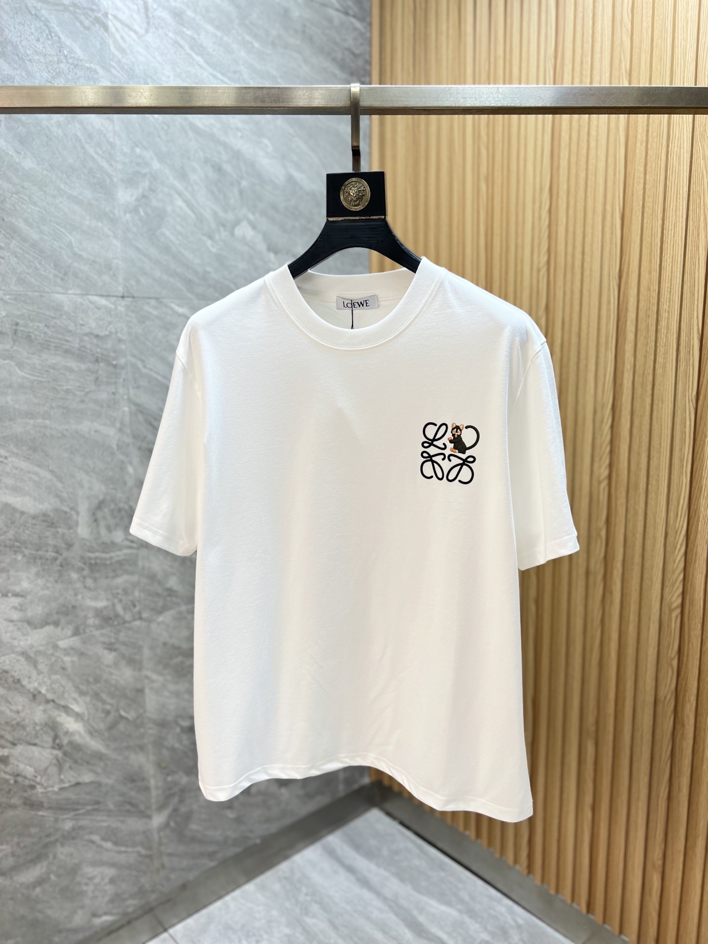 NO:935843,Loewe/Luo Yiwei 2026 spring and summer new products, complete with three labels, pure cotton round neck short-sleeved T-shirt, good product does not need to be introduced too much, look at the details, counter size M-XXXL 175/recommended L,,loewe,loewe,T-shirt,tees,t-shirt,19860909Loewe/罗意威 2026年春夏新品上新 三标齐全 纯棉圆领短袖T恤 好货不用过多介绍 看细节 专柜码数M-XXXL 175/建议L,,loewe,loewe,T-shirt,tees，t-shirt,,Men's clothing