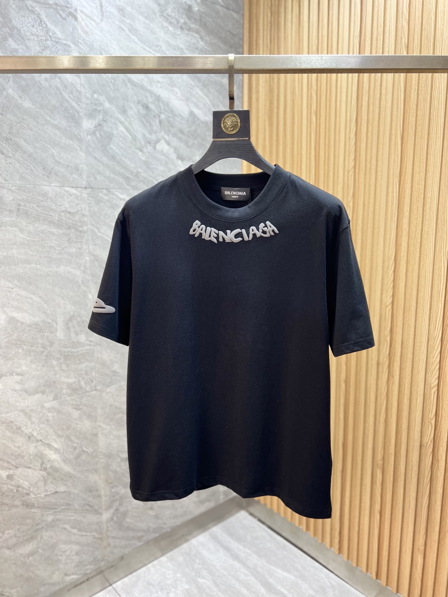 NO:935845,Balenciaga/Balenciaga 2026 spring and summer new products, complete with three labels, pure cotton round neck short-sleeved T-shirt, good product without too much introduction, look at the details, counter size M-XXXL 175/recommended L,,balenciaga,balenciaga,T-shirt,tees,t-shirt,19860909Balenciaga/巴黎世家 2026年春夏新品上新 三标齐全 纯棉圆领短袖T恤 好货不用过多介绍 看细节 专柜码数M-XXXL 175/建议L,,balenciaga,balenciaga,T-shirt,tees，t-shirt,,Men's clothing