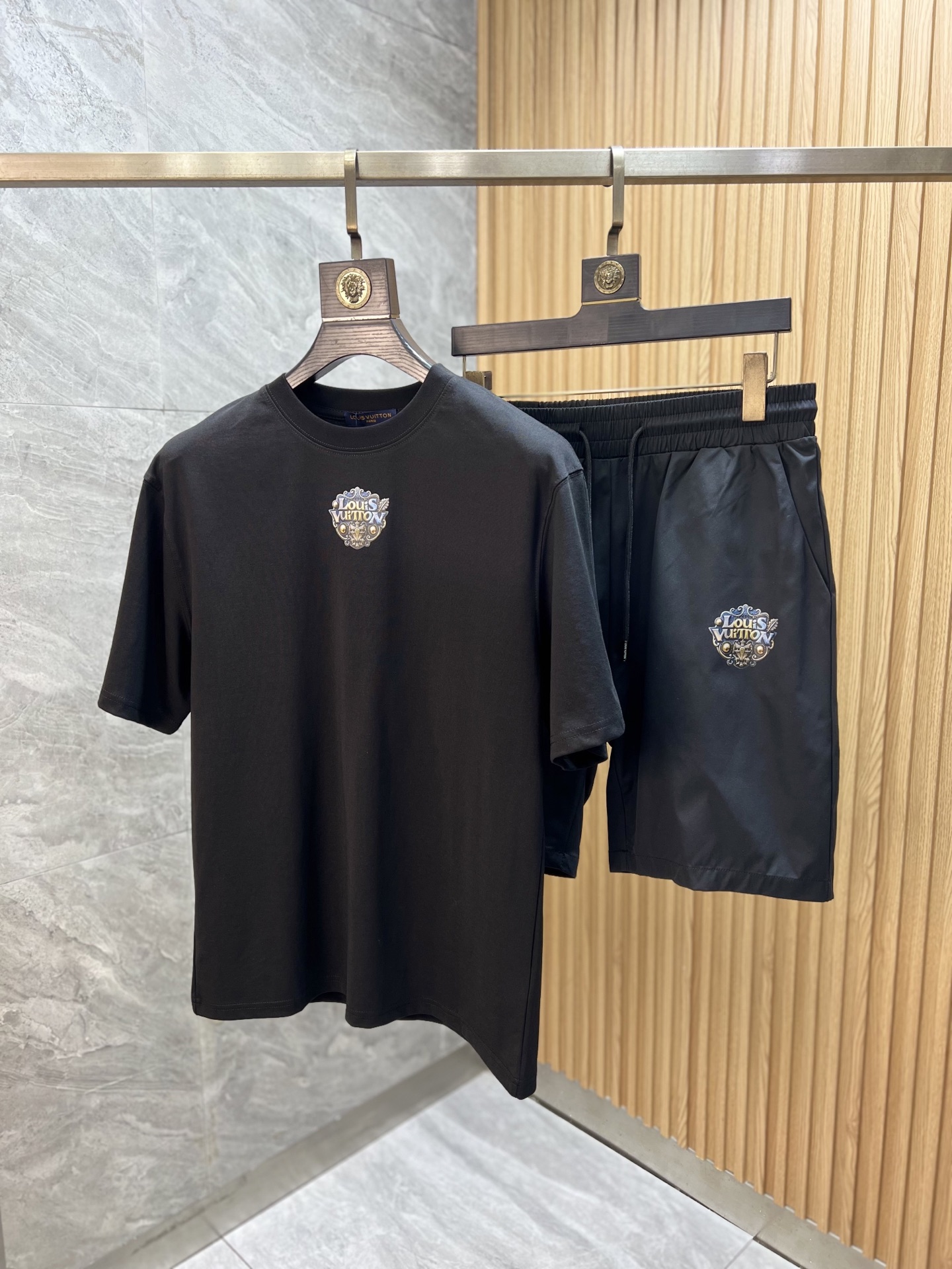 NO:937553,Tops, pants, LV/Louis Vuitton 2026 spring and summer new products, complete with three labels, good products need no introduction, look at the details, counter size M-XXXL, slim fit,, louis vuitton, louis vuitton,19860909上衣 裤子LV/路易威登 2026春夏新品上新 三标齐全 好货不用过多介绍 看细节 专柜码数M-XXXL 修身版型,,louis vuitton,louis vuitton,,Men's clothing