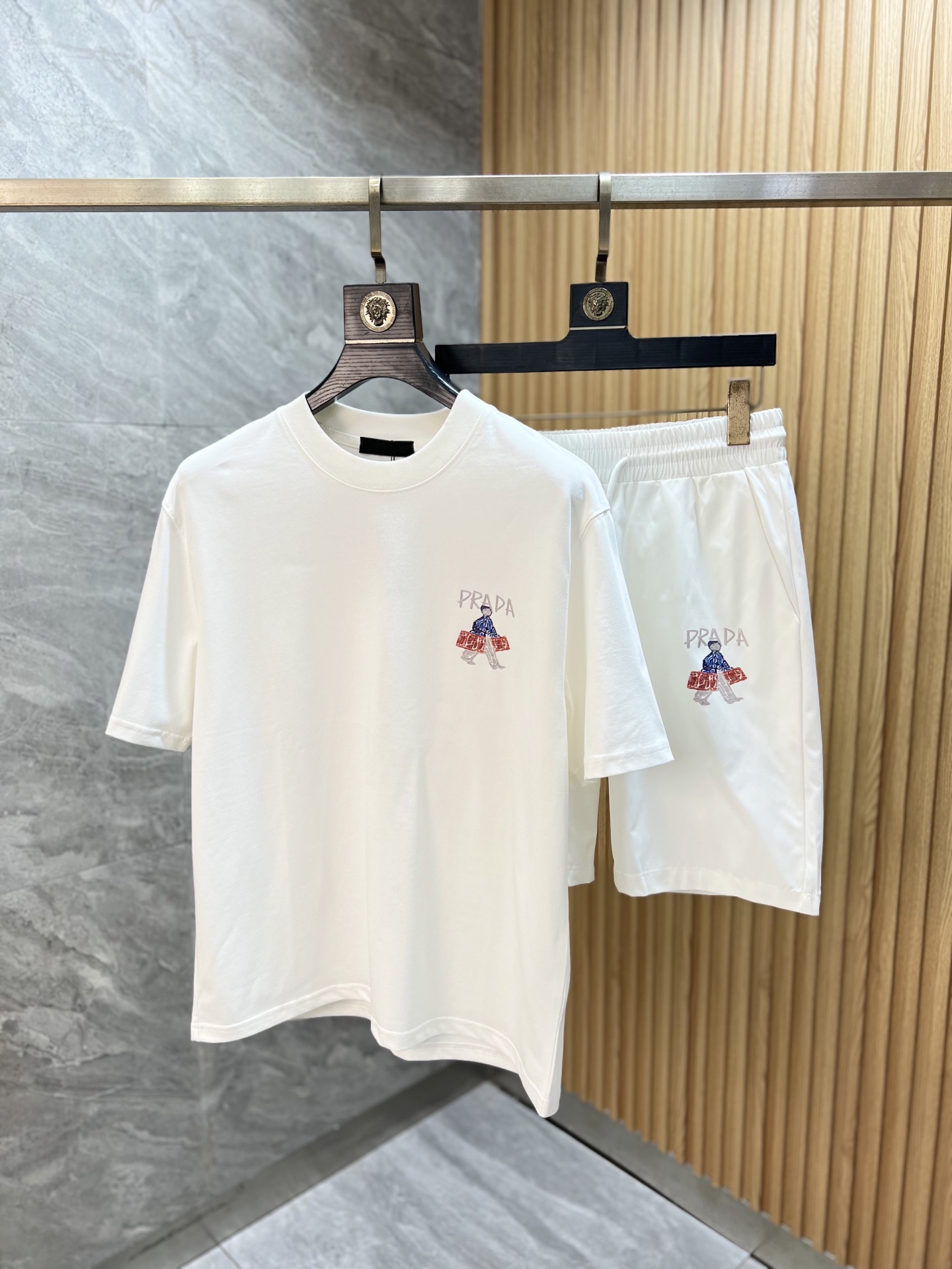 NO:937557,Tops and pants Prada/Prada 2026 spring and summer new products, complete with three labels, good products need no introduction, look at the details, counter size M-XXXL, slim fit,, prada, prada,19860909上衣 裤子Prada/普拉达 2026春夏新品上新 三标齐全 好货不用过多介绍 看细节 专柜码数M-XXXL 修身版型,,prada,prada,,Men's clothing