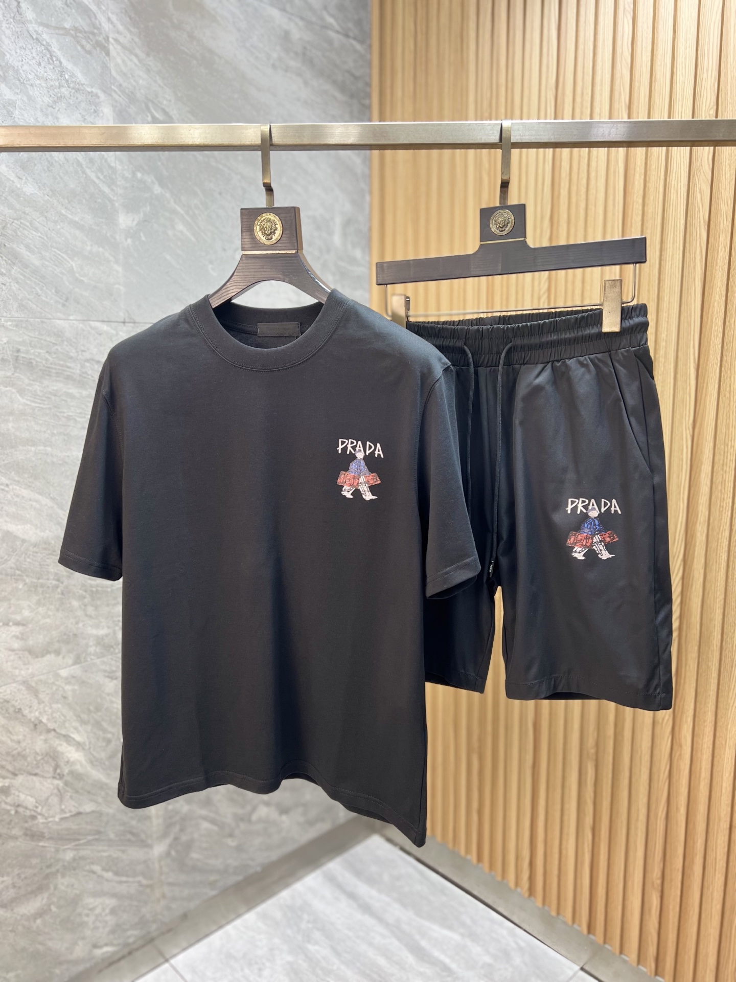 NO:937544,Tops and pants Prada/Prada 2026 spring and summer new products, complete with three labels, good products need no introduction, look at the details, counter size M-XXXL, slim fit,, prada, prada,19860909上衣 裤子Prada/普拉达 2026春夏新品上新 三标齐全 好货不用过多介绍 看细节 专柜码数M-XXXL 修身版型,,prada,prada,,Men's clothing
