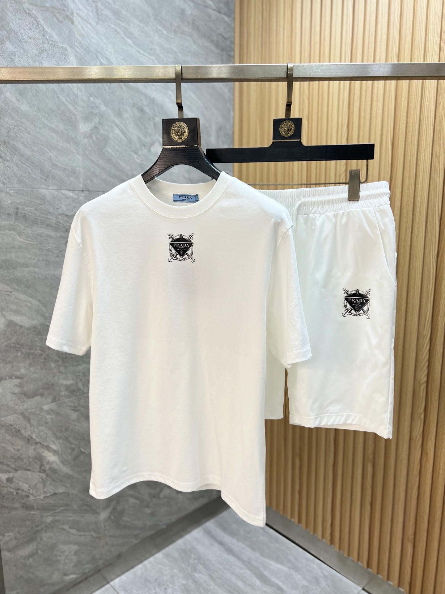 NO:773881,Tops and pants Prada/Prada 2026 spring and summer new products, complete with three labels, good products need no introduction, look at the details, counter size M-XXXL, slim fit,, prada, prada,19860909上衣 裤子Prada/普拉达 2026春夏新品上新 三标齐全 好货不用过多介绍 看细节 专柜码数M-XXXL 修身版型,,prada,prada,,Men's clothing