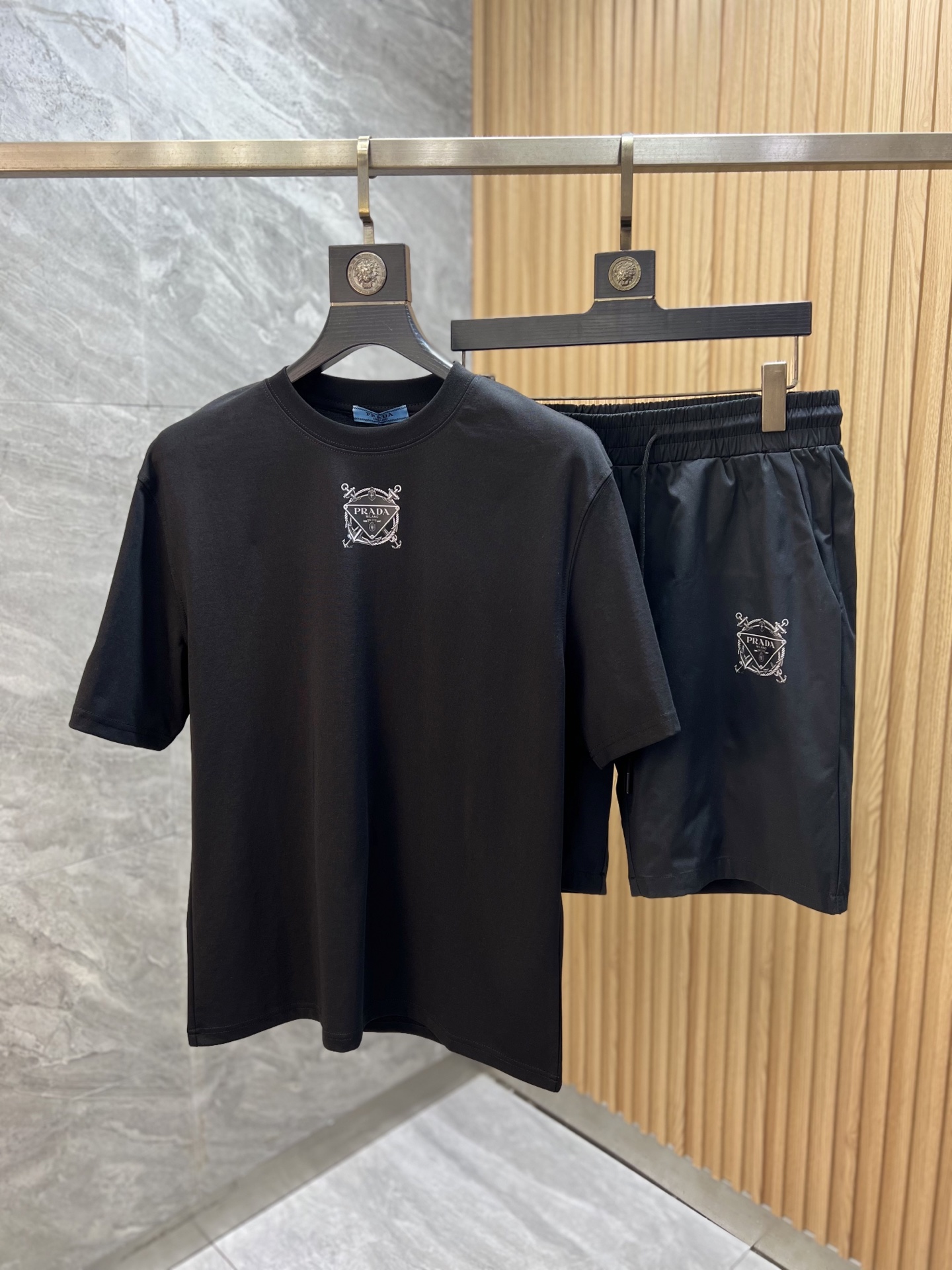 NO:773885,Tops and pants Prada/Prada 2026 spring and summer new products, complete with three labels, good products need no introduction, look at the details, counter size M-XXXL, slim fit,, prada, prada,19860909上衣 裤子Prada/普拉达 2026春夏新品上新 三标齐全 好货不用过多介绍 看细节 专柜码数M-XXXL 修身版型,,prada,prada,,Men's clothing