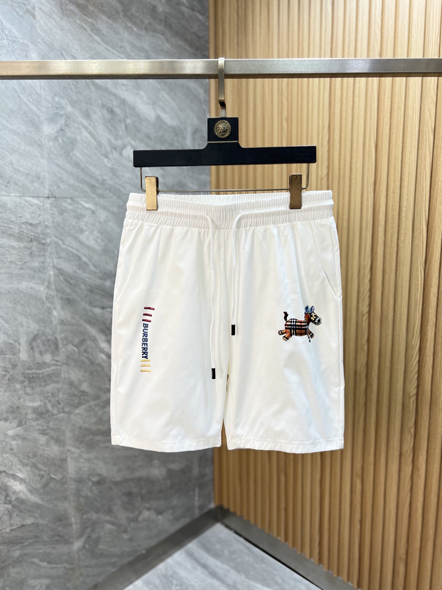 NO:773895,Burberry/Burberry 2026 spring and summer new products, complete with three labels, shorts, good products, no need to introduce too much, look at the details, counter size M-XXXL, slim fit,,burberry,burberry,shorts,19860909Burberry/巴宝莉 2026春夏新品上新 三标齐全 短裤 好货不用过多介绍 看细节 专柜码数M-XXXL 修身版型,,burberry,burberry,shorts,,Men's clothing