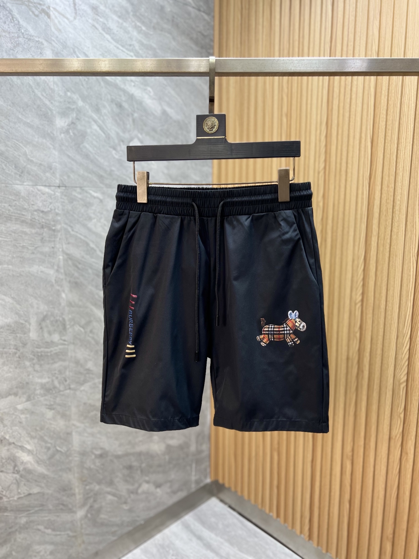 NO:773897,Burberry/Burberry 2026 spring and summer new products, complete with three labels, shorts, good products, no need to introduce too much, look at the details, counter size M-XXXL, slim fit,,burberry,burberry,shorts,19860909Burberry/巴宝莉 2026春夏新品上新 三标齐全 短裤 好货不用过多介绍 看细节 专柜码数M-XXXL 修身版型,,burberry,burberry,shorts,,Men's clothing