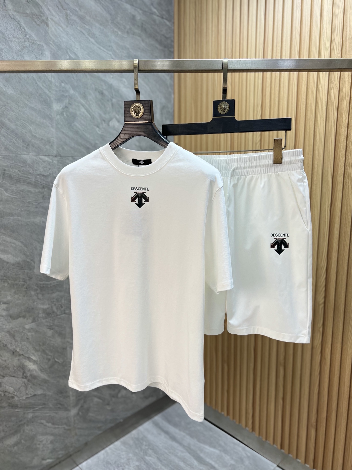 NO:773949,Tops and pants Descente 2026 spring and summer new products, complete with three labels, good products without too much introduction, look at the details, counter size M-XXXL, slim fit,,19860909上衣 裤子迪桑特 2026春夏新品上新 三标齐全 好货不用过多介绍 看细节 专柜码数M-XXXL 修身版型,,,Men's clothing