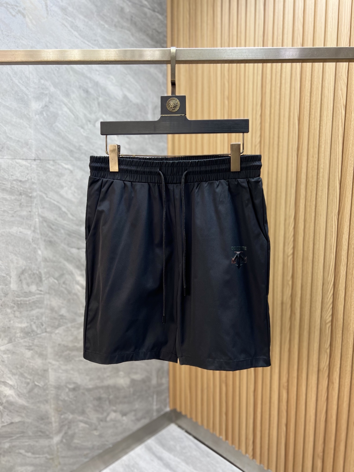 NO:773953,Descente 2026 spring and summer new products, complete with three labels, shorts, good products, no need to introduce too much, look at the details, counter size M-XXXL, slim fit,,shorts,19860909迪桑特 2026春夏新品上新 三标齐全 短裤 好货不用过多介绍 看细节 专柜码数M-XXXL 修身版型,,shorts,,Men's clothing