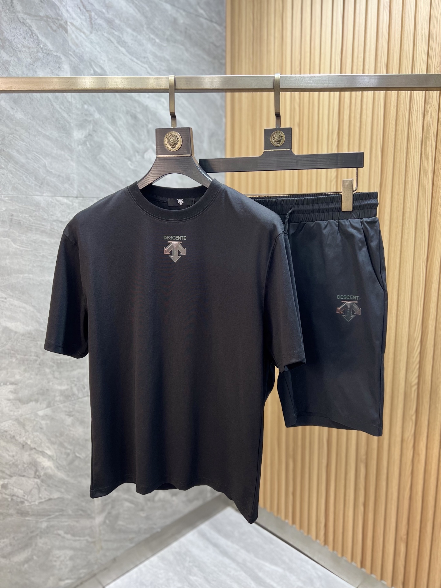 NO:773957,Tops and pants Descente 2026 spring and summer new products, complete with three labels, good products without too much introduction, look at the details, counter size M-XXXL, slim fit,,19860909上衣 裤子迪桑特 2026春夏新品上新 三标齐全 好货不用过多介绍 看细节 专柜码数M-XXXL 修身版型,,,Men's clothing