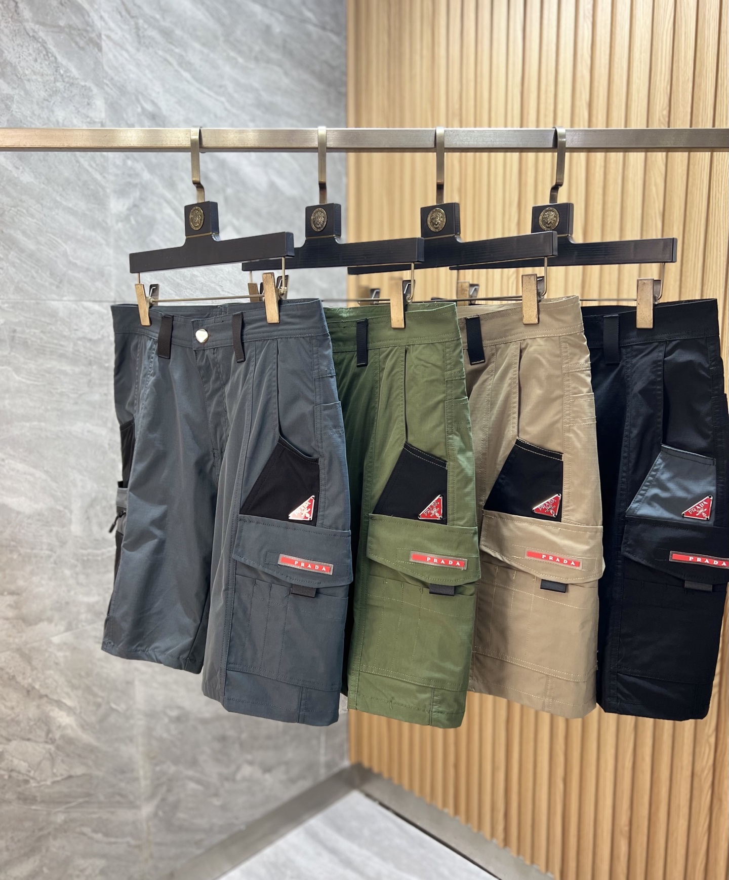 NO:757277,Prada/Prada 2026 spring and summer new products are launched, complete with three standards, overalls, five-point shorts, good products without too much introduction, look at the details, counter size M-XXXL,, prada, prada, shorts,19860909Prada/普拉达 2026春夏新品上新 三标齐全 工装裤 五分短裤 好货不用过多介绍 看细节 专柜码数M-XXXL,,prada,prada,shorts,,Men's clothing
