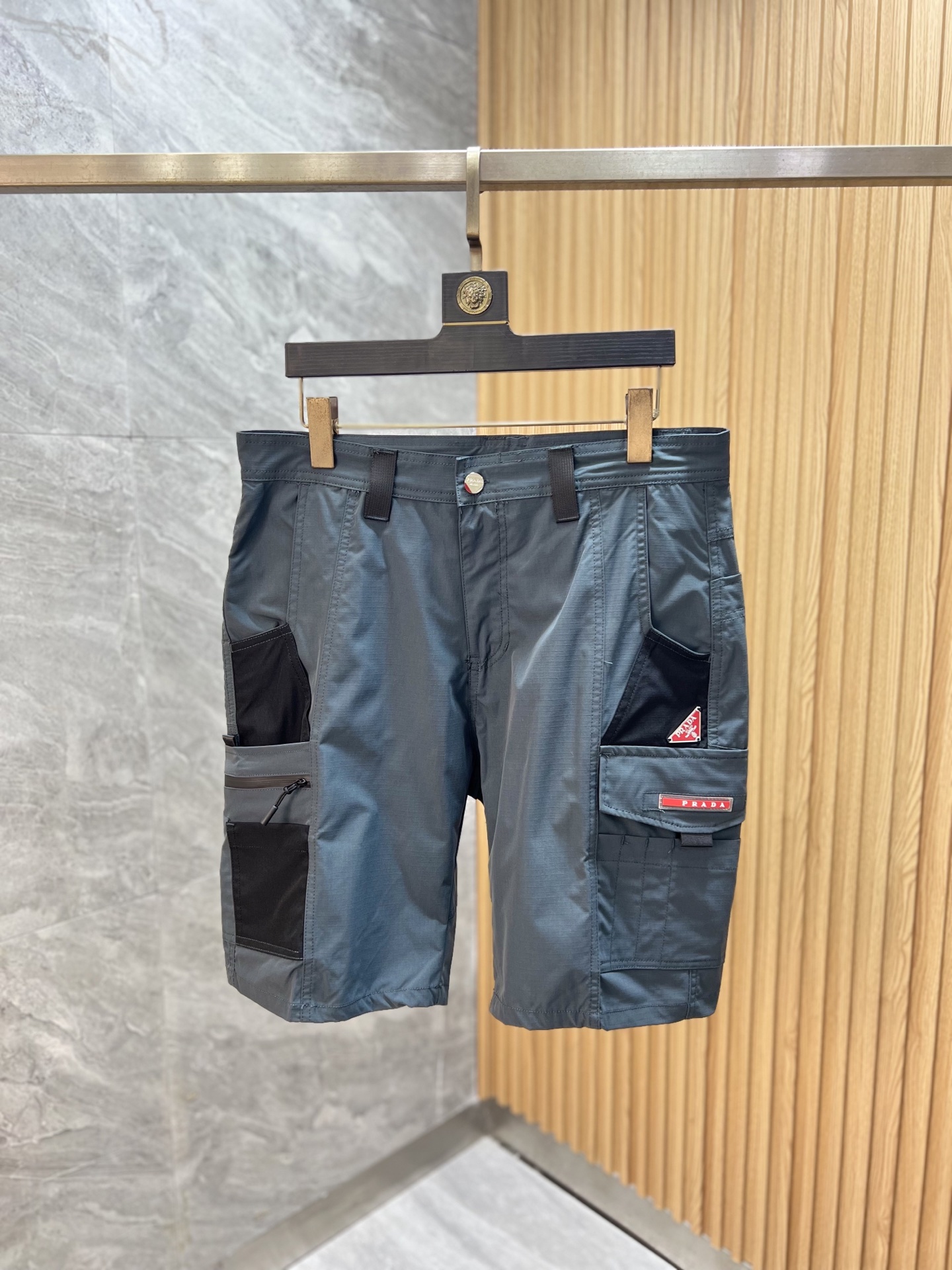 NO:910849,Prada/Prada 2026 spring and summer new products are launched, complete with three standards, overalls, five-point shorts, good products without too much introduction, look at the details, counter size M-XXXL,, prada, prada, shorts,19860909Prada/普拉达 2026春夏新品上新 三标齐全 工装裤 五分短裤 好货不用过多介绍 看细节 专柜码数M-XXXL,,prada,prada,shorts,,Men's clothing