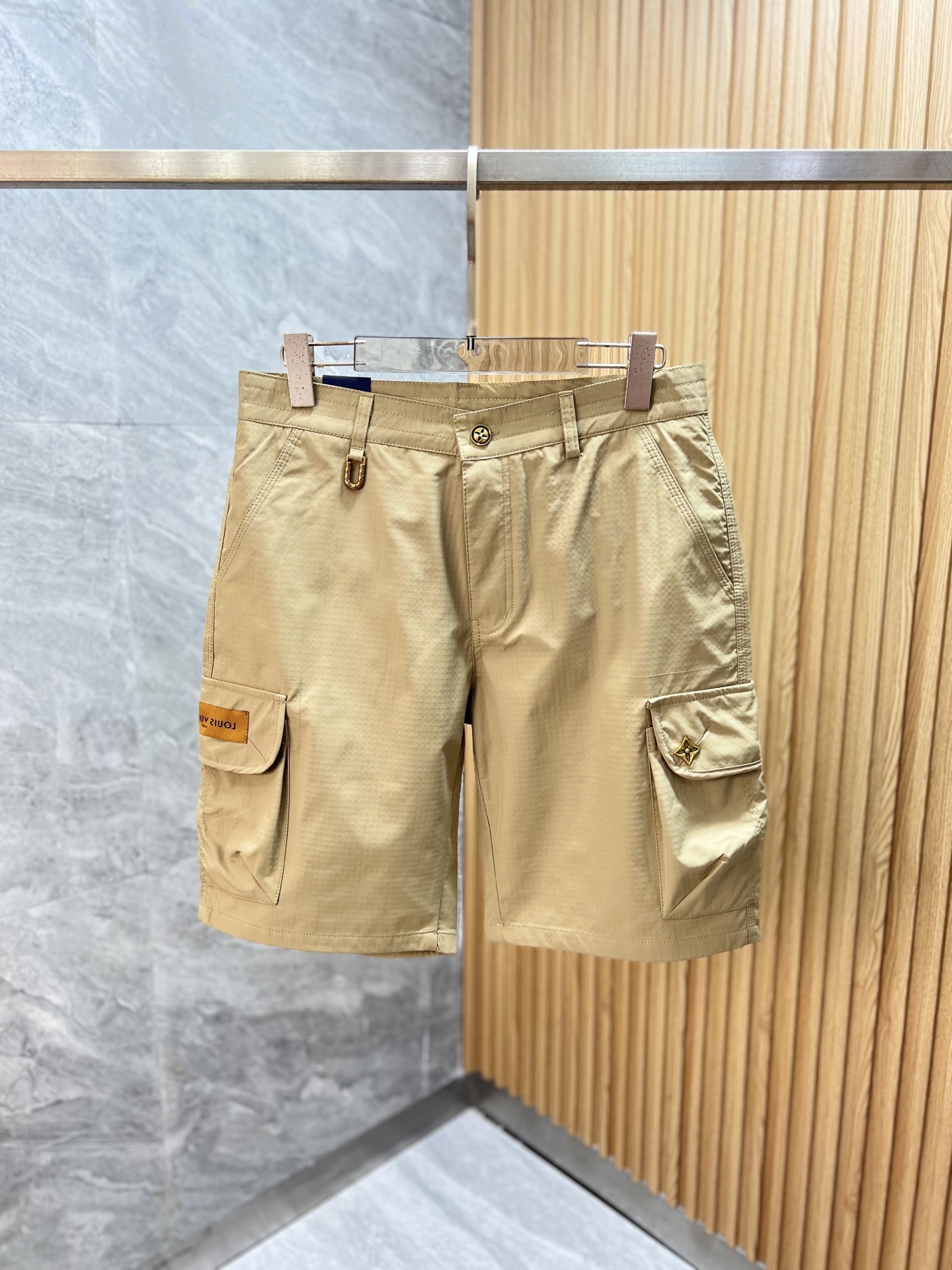 NO:910845,LV/Louis Vuitton 2026 spring and summer new products, complete with three labels, overalls, five-point shorts, good products without too much introduction, look at the details, counter size M-XXXL,, louis vuitton, louis vuitton, shorts,19860909LV/路易威登 2026春夏新品上新 三标齐全 工装裤 五分短裤 好货不用过多介绍 看细节 专柜码数M-XXXL,,louis vuitton,louis vuitton,shorts,,Men's clothing