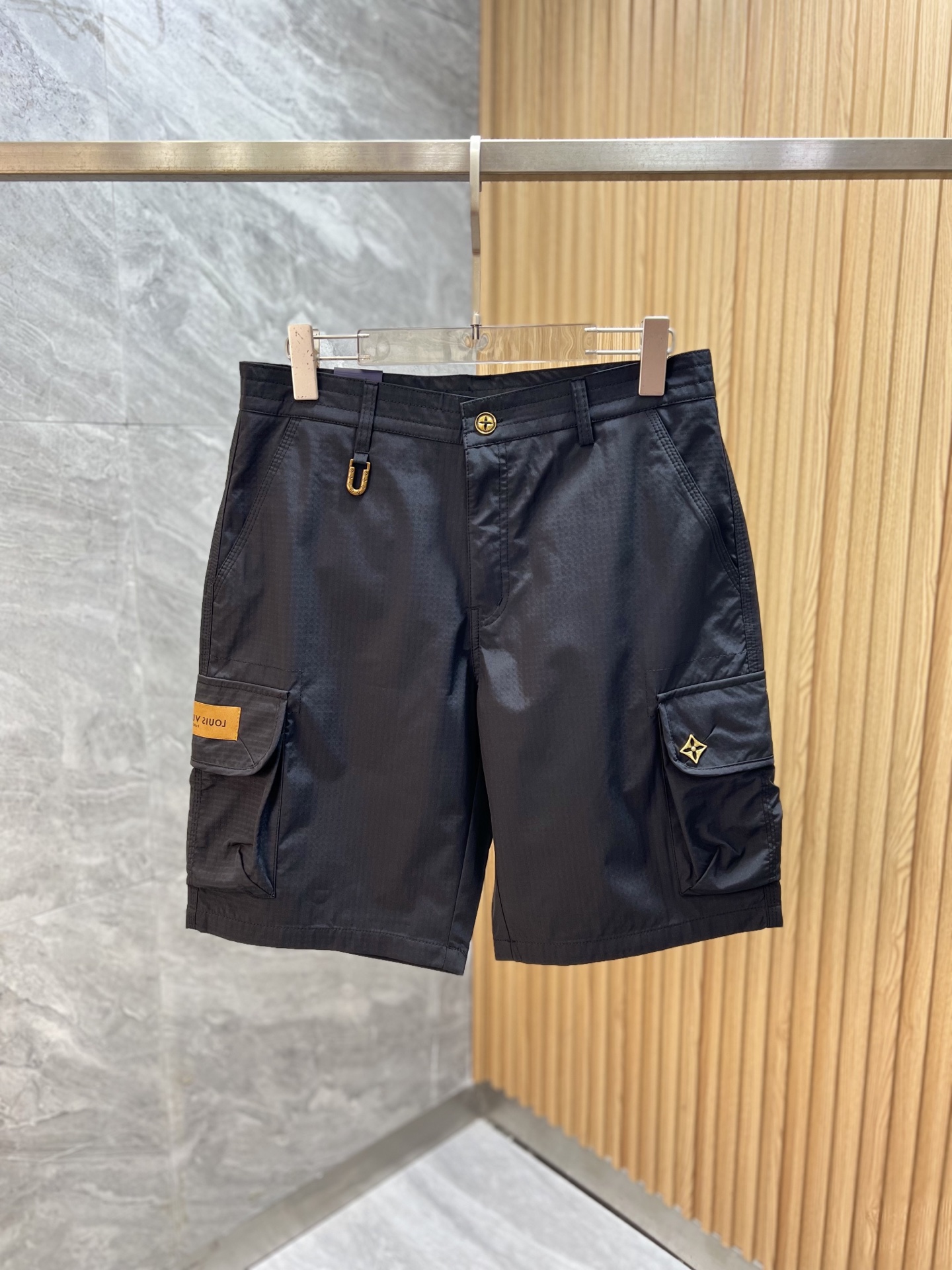 NO:757283,LV/Louis Vuitton 2026 spring and summer new products, complete with three labels, overalls, five-point shorts, good products without too much introduction, look at the details, counter size M-XXXL,, louis vuitton, louis vuitton, shorts,19860909LV/路易威登 2026春夏新品上新 三标齐全 工装裤 五分短裤 好货不用过多介绍 看细节 专柜码数M-XXXL,,louis vuitton,louis vuitton,shorts,,Men's clothing