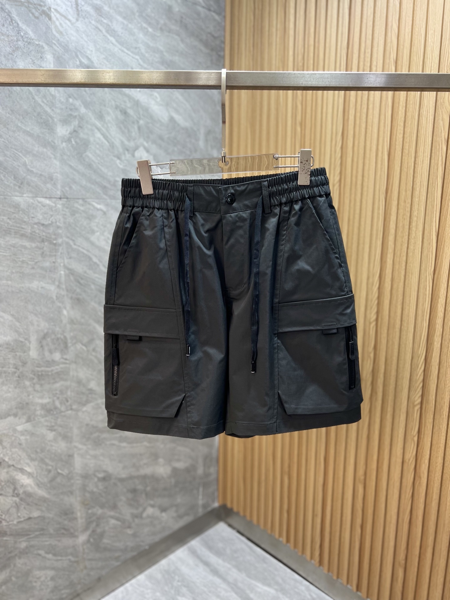 NO:910885,Burberry/Burberry 2026 spring and summer new products, complete with three labels, overalls, five-point shorts, good products, no need to introduce too much, look at the details, counter size M-XXXL,,burberry,burberry,shorts,19860909Burberry/巴宝莉 2026春夏新品上新 三标齐全 工装裤 五分短裤 好货不用过多介绍 看细节 专柜码数M-XXXL,,burberry,burberry,shorts,,Men's clothing