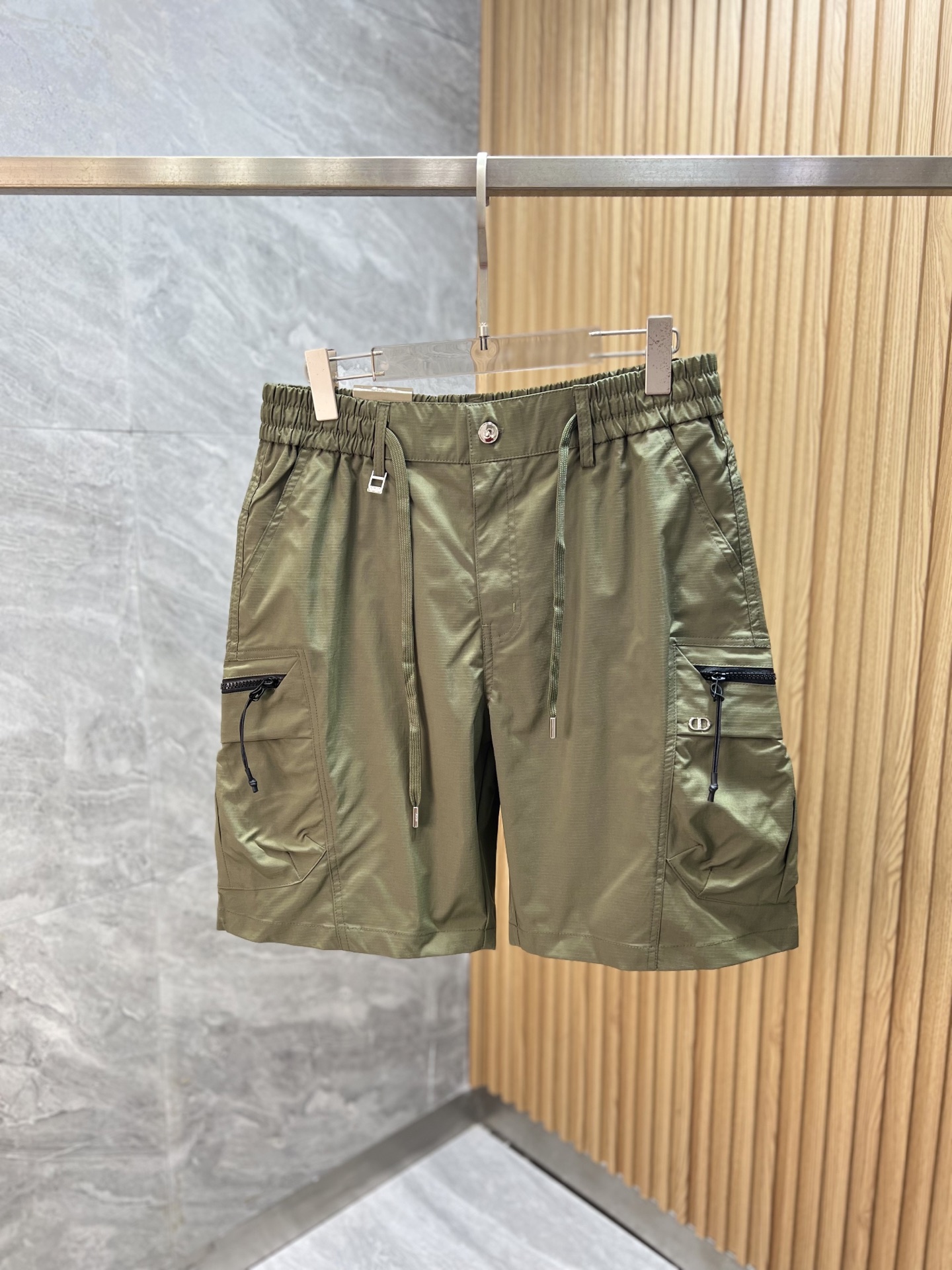 NO:937045,Dior/Dior 2026 spring and summer new products, complete with three labels, overalls, five-point shorts, good products without too much introduction, look at the details, counter size M-XXXL,, dior, dior, shorts,19860909Dior/迪奥 2026春夏新品上新 三标齐全 工装裤 五分短裤 好货不用过多介绍 看细节 专柜码数M-XXXL,,dior,dior,shorts,,Men's clothing