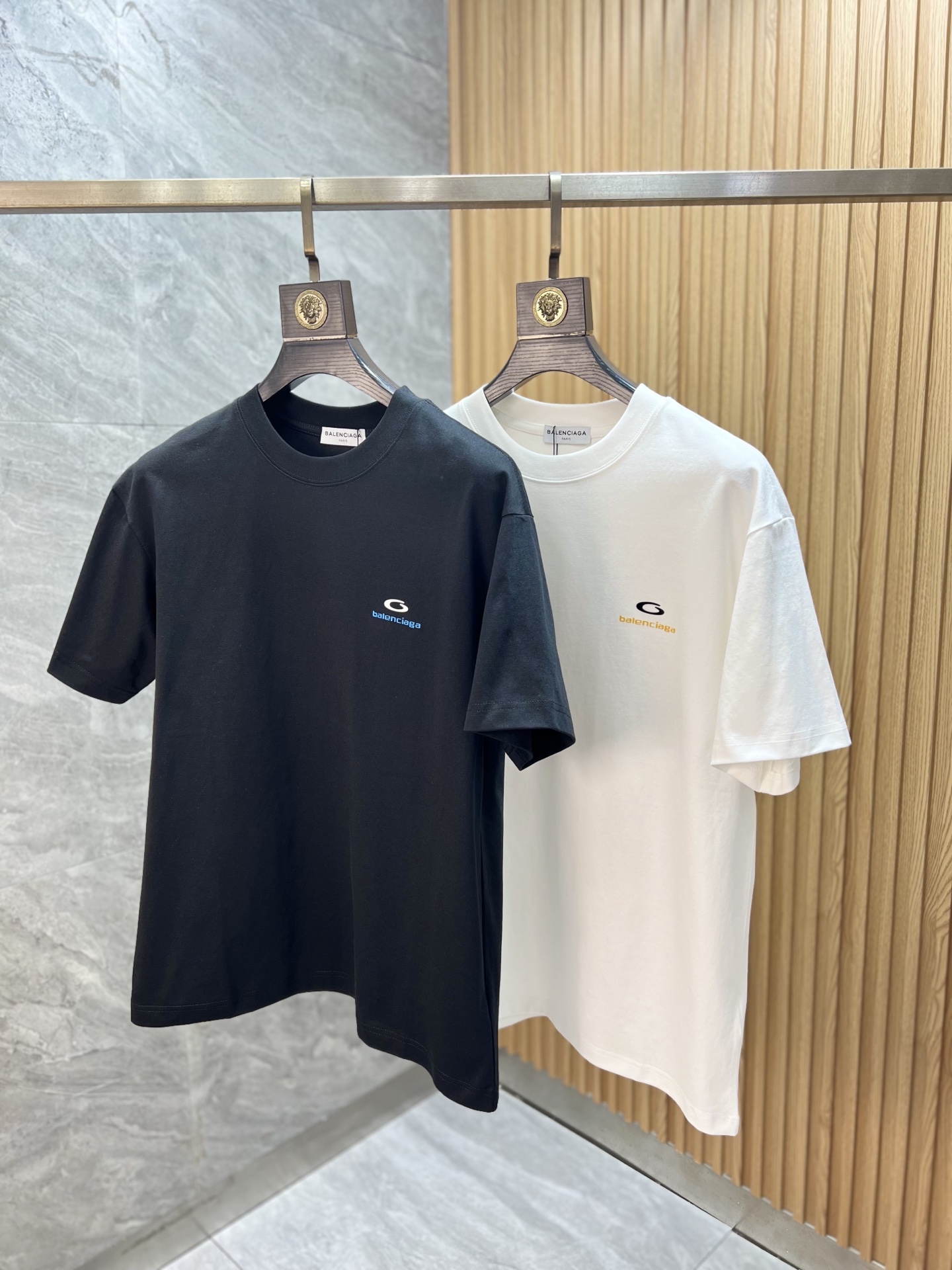 NO:757307,Balenciaga/Balenciaga 2026 spring and summer new products, complete with three labels, pure cotton short-sleeved T-shirt, good product without too much introduction, look at the details, counter size S-XXXL 175/recommended M,,balenciaga,balenciaga,T-shirt,tees,t-shirt,19860909Balenciaga/巴黎世家 2026春夏新品 三标齐全 纯棉短袖T恤 好货不用过多介绍 看细节 专柜码数S-XXXL 175/建议M,,balenciaga,balenciaga,T-shirt,tees，t-shirt,,Men's clothing