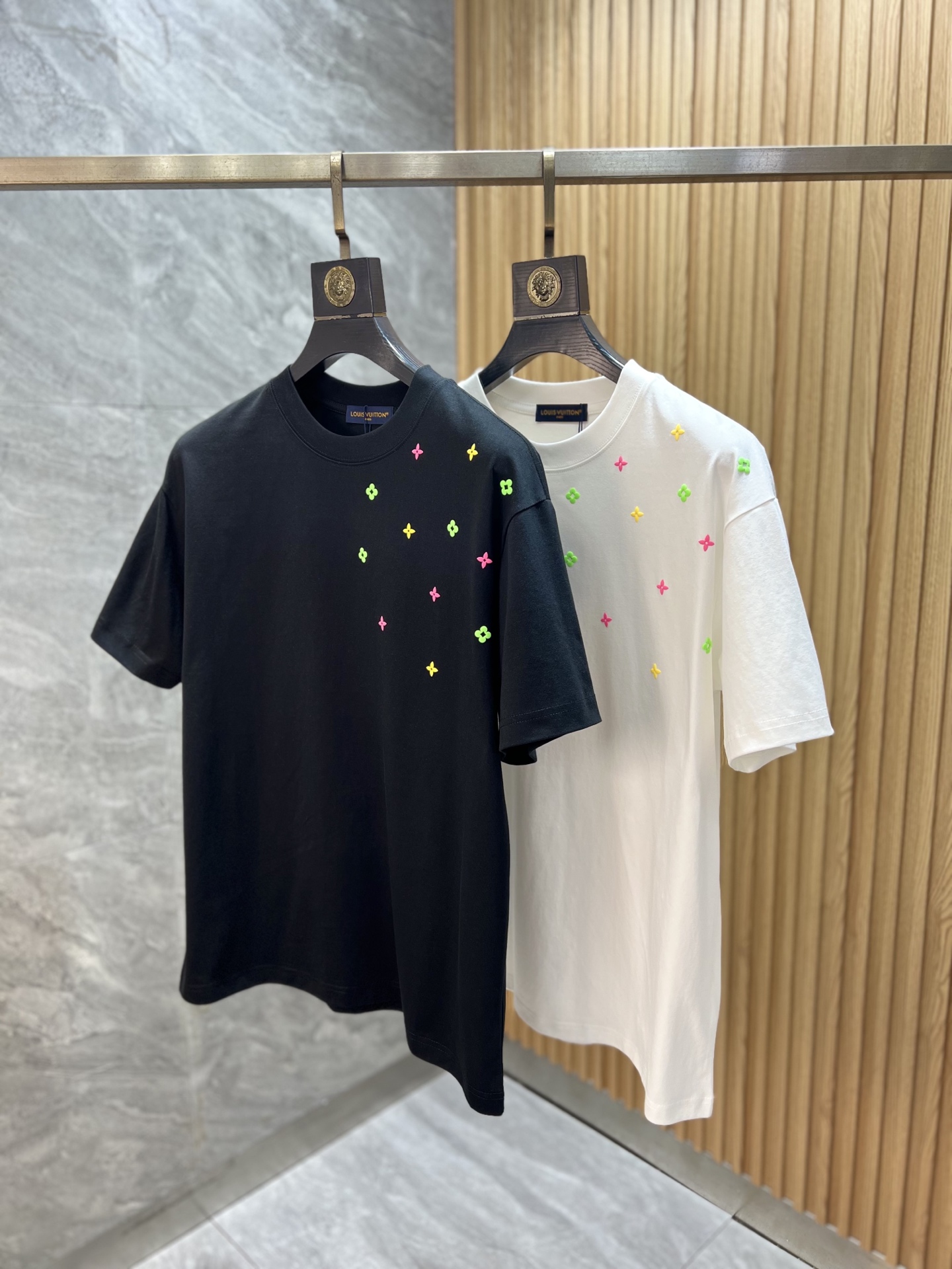 NO:757318,LV/Louis Vuitton 2026 spring and summer new products, complete with three labels, pure cotton short-sleeved T-shirt, good product, no need to introduce too much, look at the details, counter size S-XXXL 175/recommended M,, louis vuitton, louis vuitton, T-shirt, tees, t-shirt,19860909LV/路易威登 2026春夏新品 三标齐全 纯棉短袖T恤 好货不用过多介绍 看细节 专柜码数S-XXXL 175/建议M,,louis vuitton,louis vuitton,T-shirt,tees，t-shirt,,Men's clothing