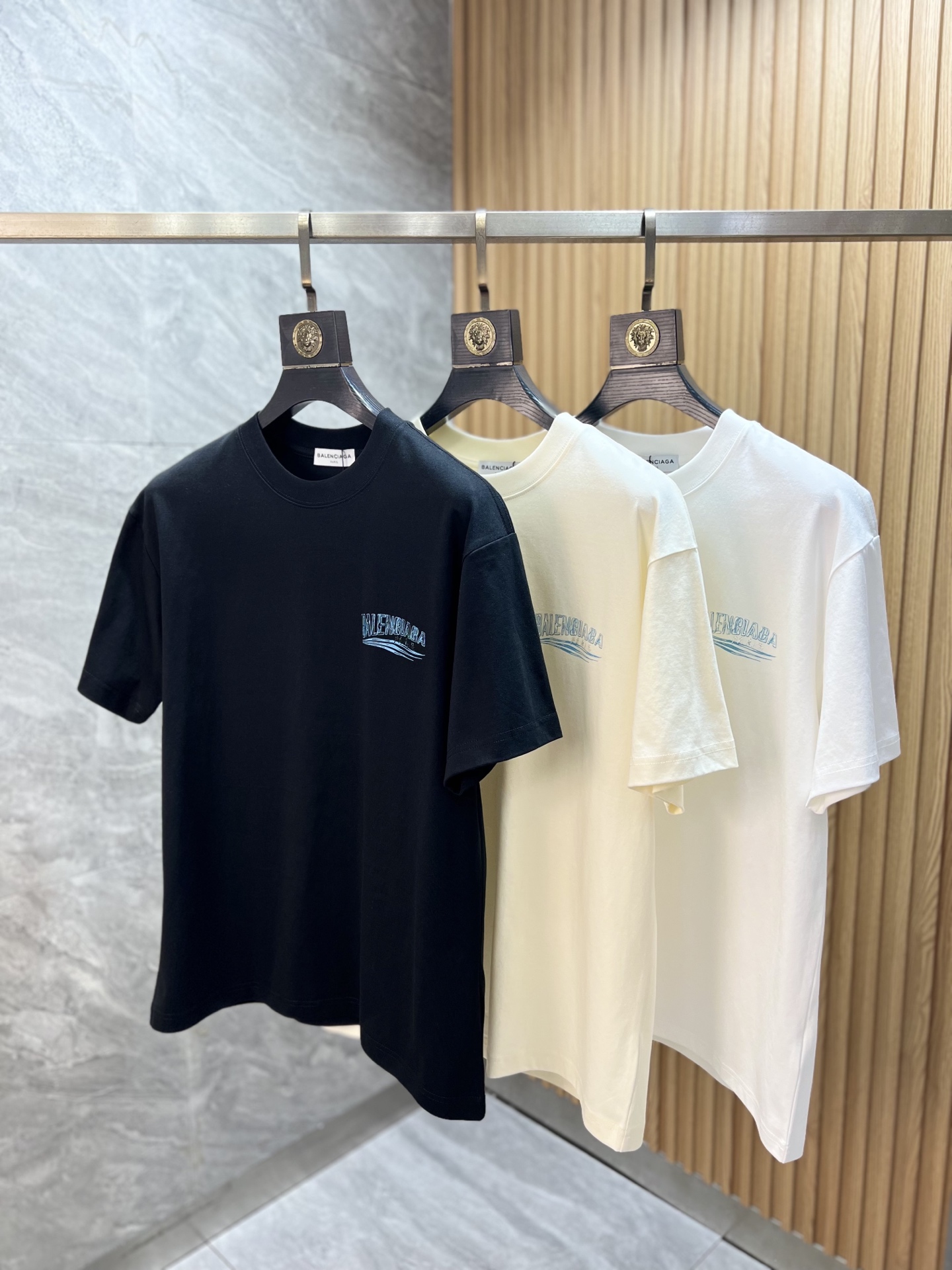 NO:757329,Balenciaga/Balenciaga 2026 spring and summer new products, complete with three labels, pure cotton short-sleeved T-shirt, good product without too much introduction, look at the details, counter size S-XXXL 175/recommended M,,balenciaga,balenciaga,T-shirt,tees,t-shirt,19860909Balenciaga/巴黎世家 2026春夏新品 三标齐全 纯棉短袖T恤 好货不用过多介绍 看细节 专柜码数S-XXXL 175/建议M,,balenciaga,balenciaga,T-shirt,tees，t-shirt,,Men's clothing